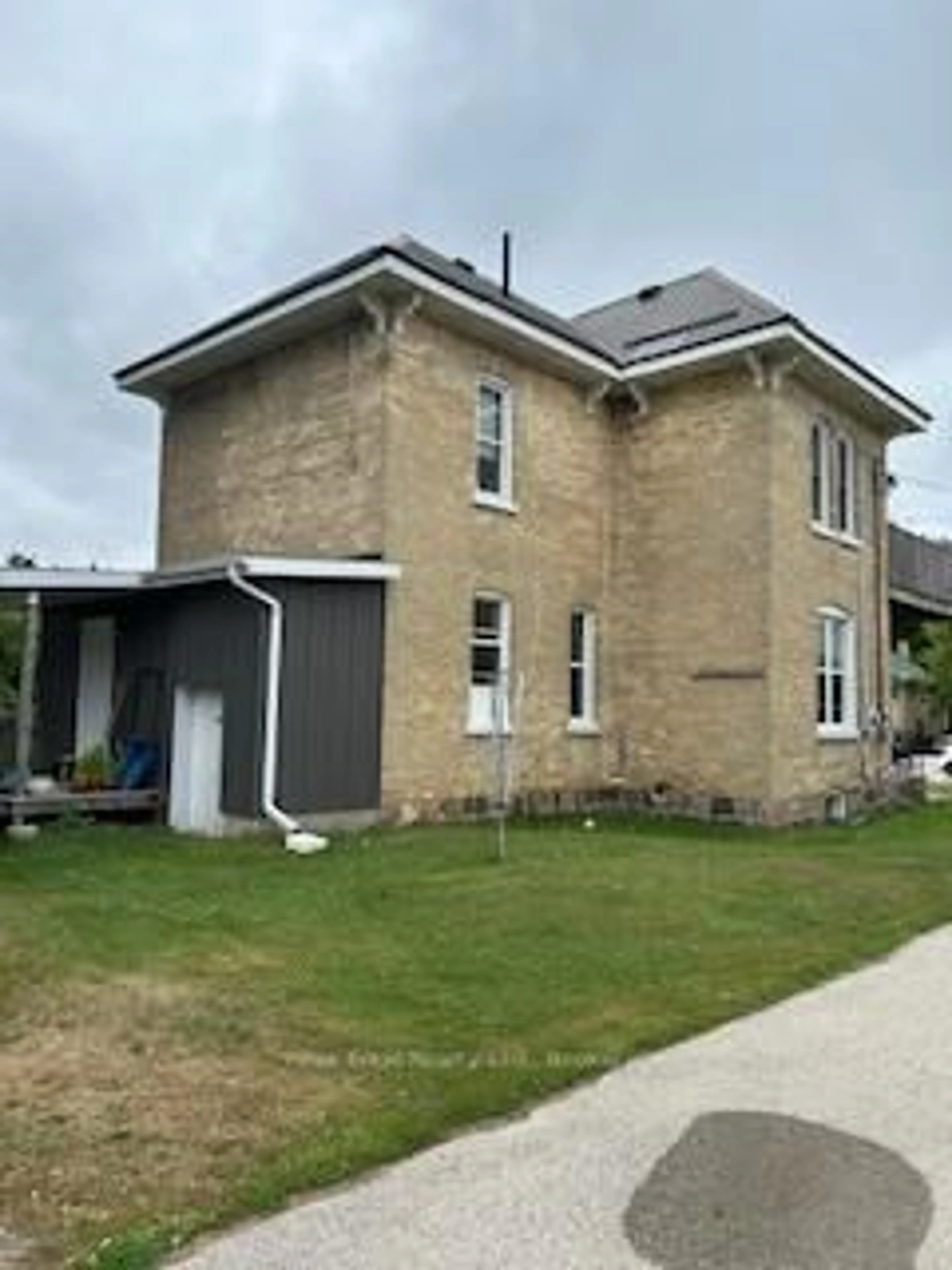 A pic from outside/outdoor area/front of a property/back of a property/a pic from drone, building for 7 Durham St, Brockton Ontario N0G 2V0