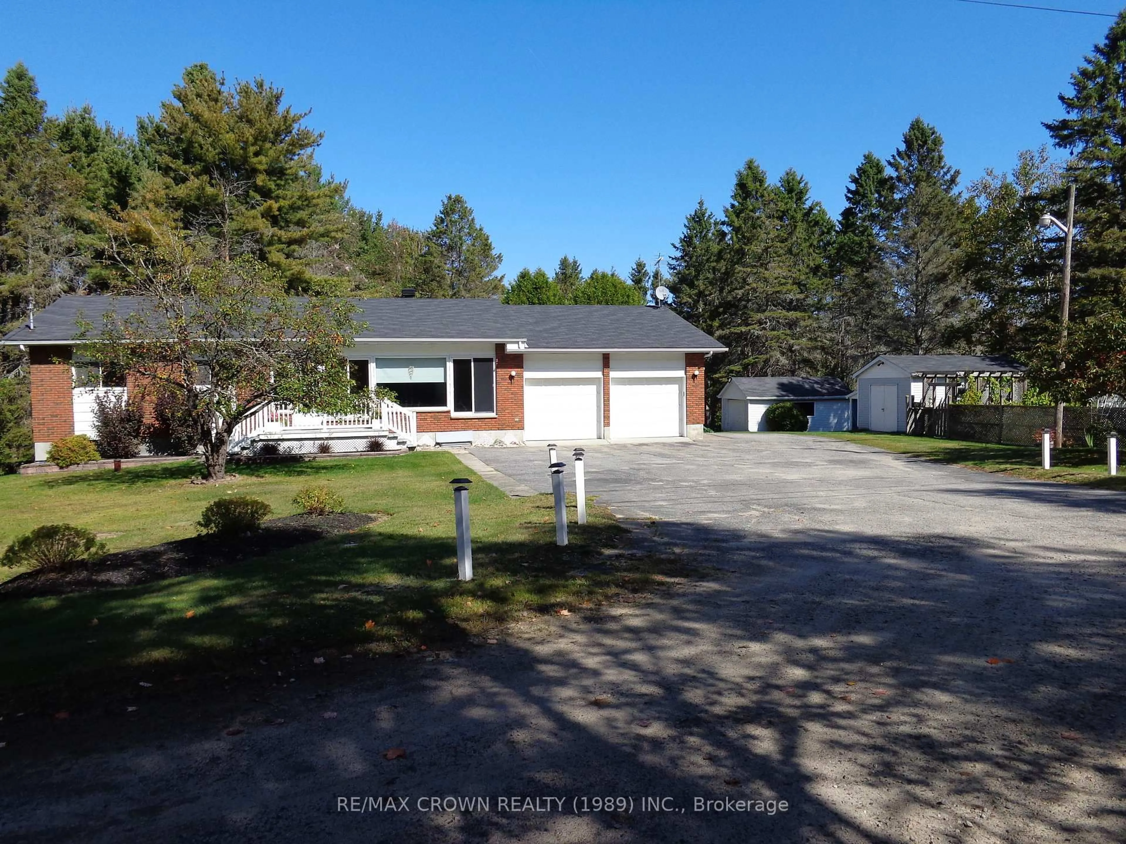 A pic from outside/outdoor area/front of a property/back of a property/a pic from drone, street for 370 Cedar Heights Rd, North Bay Ontario P1B 8G3
