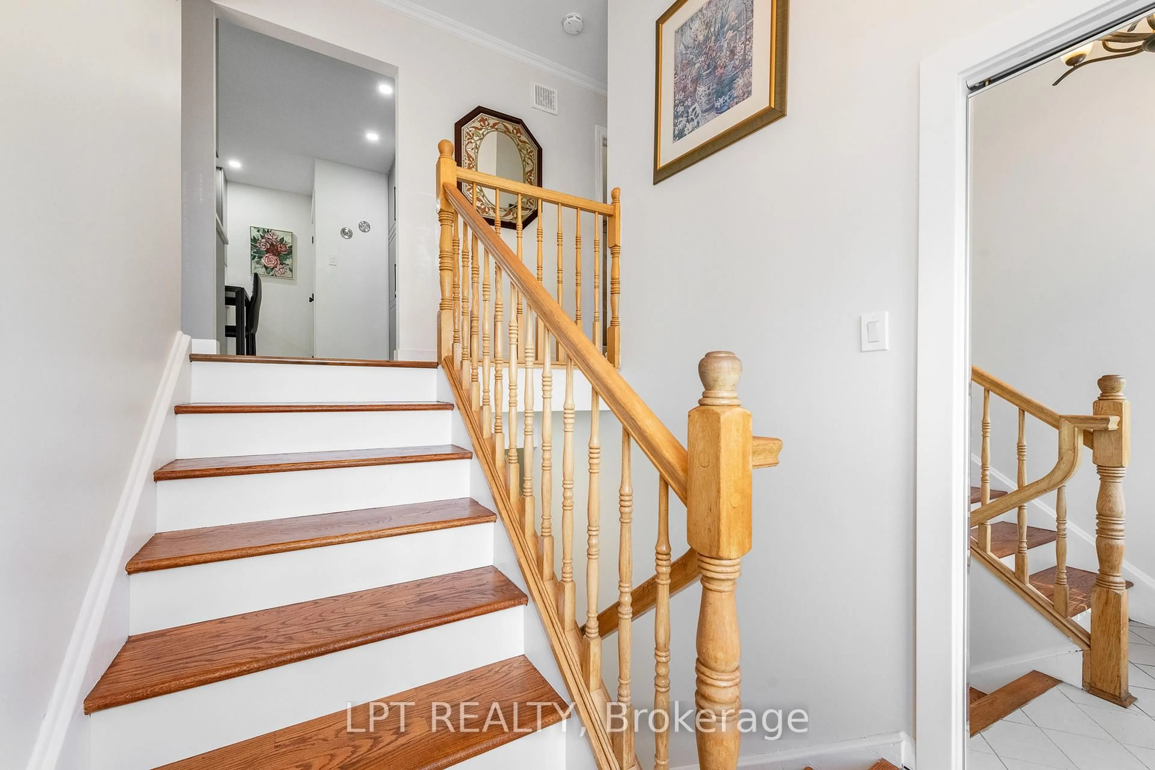 Stairs for 859 Griffith Way, Ottawa Ontario K2C 0G7