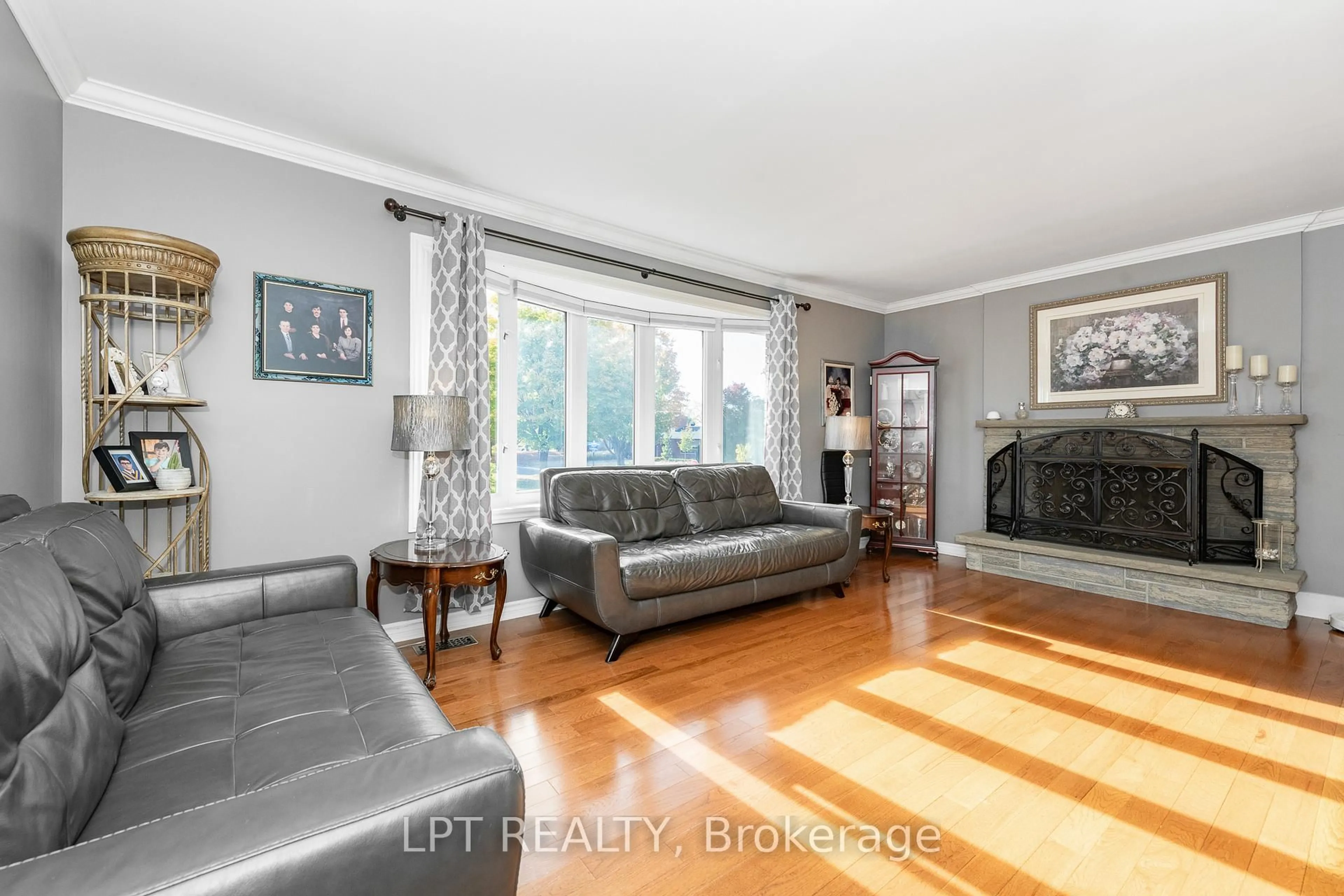 Living room with furniture, wood/laminate floor for 859 Griffith Way, Ottawa Ontario K2C 0G7
