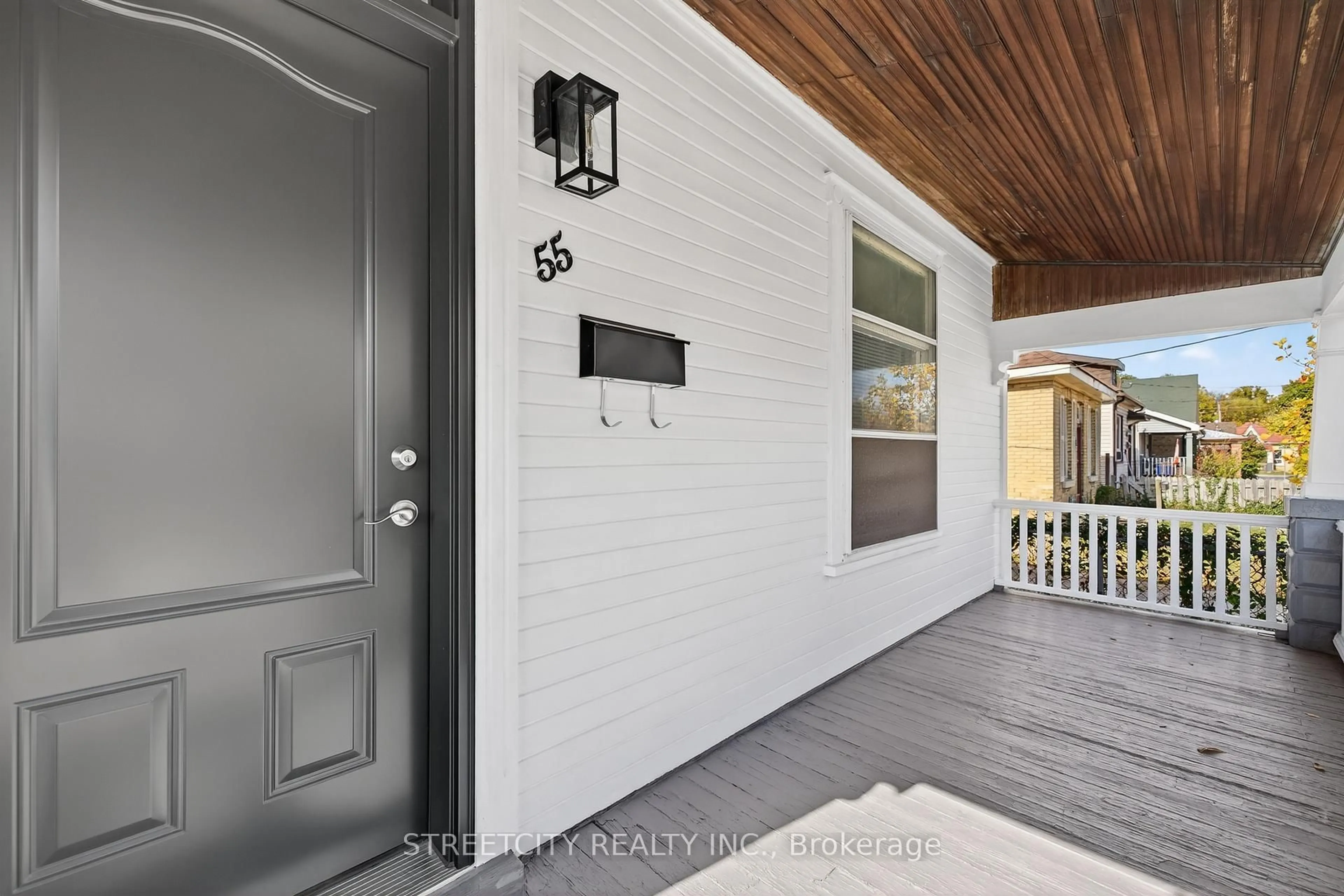 Indoor entryway for 55 Hydro St, London East Ontario N5Z 2H5