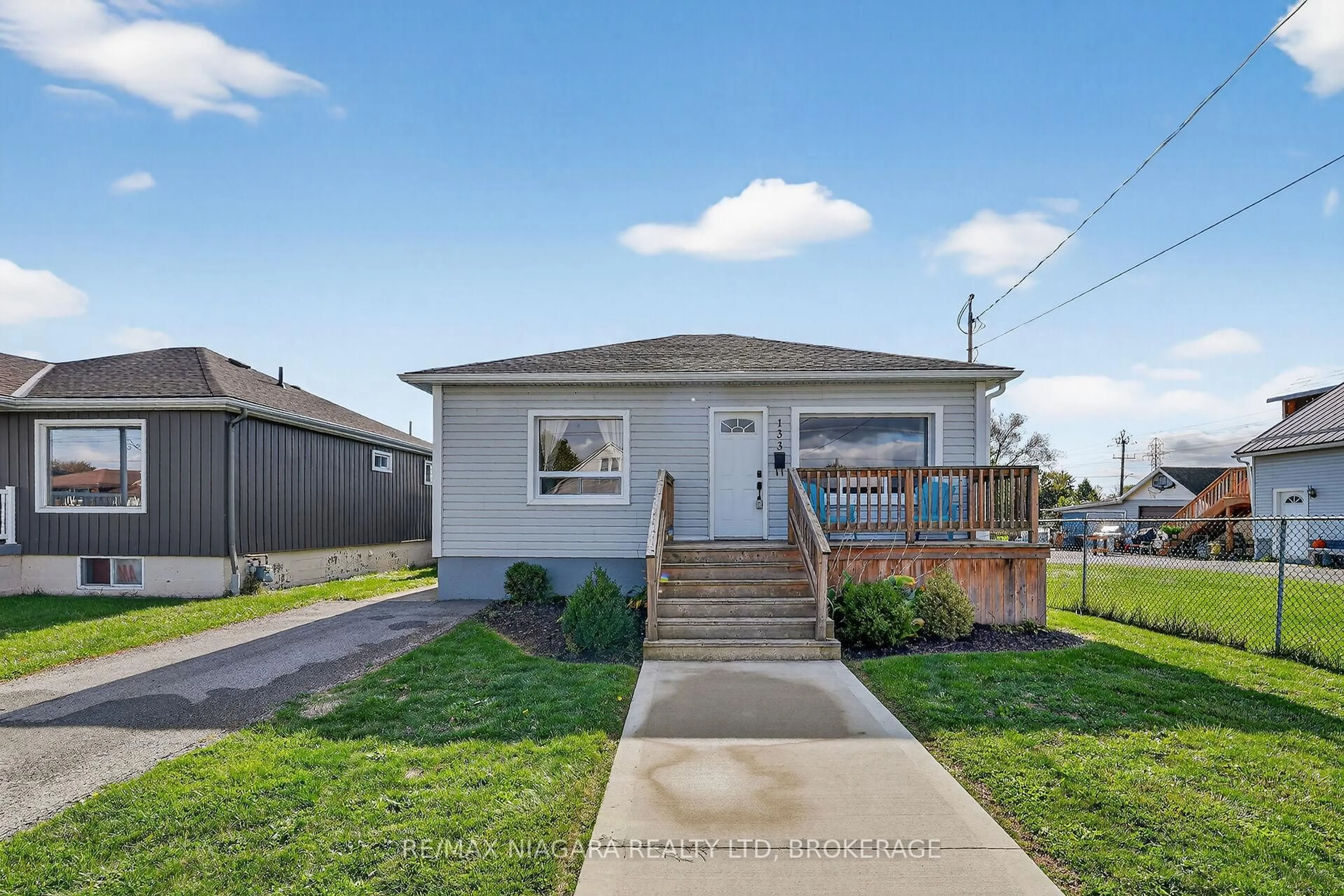 Home with vinyl exterior material, street for 133 Johnston St, Port Colborne Ontario L3K 1G9