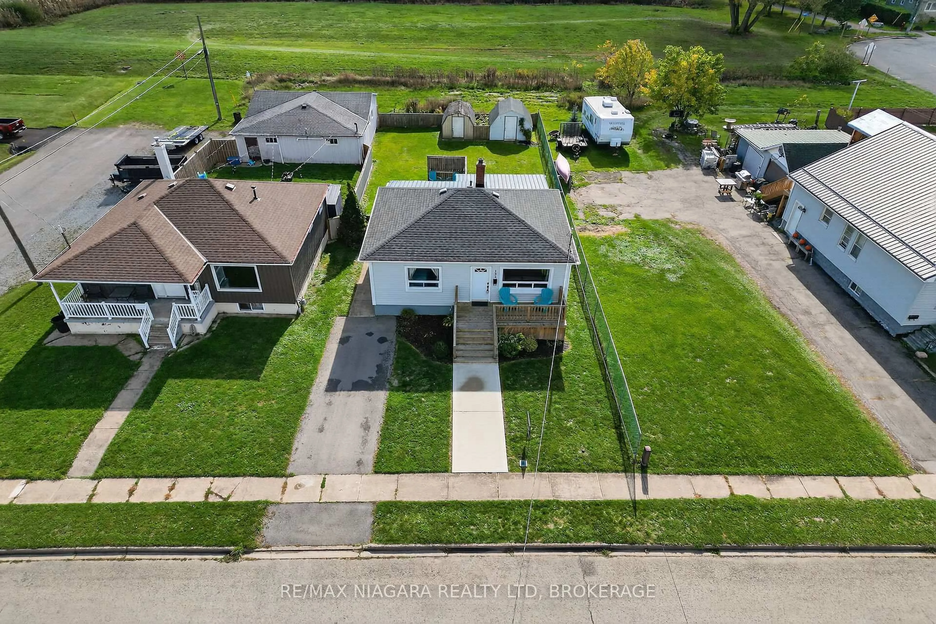A pic from outside/outdoor area/front of a property/back of a property/a pic from drone, street for 133 Johnston St, Port Colborne Ontario L3K 1G9