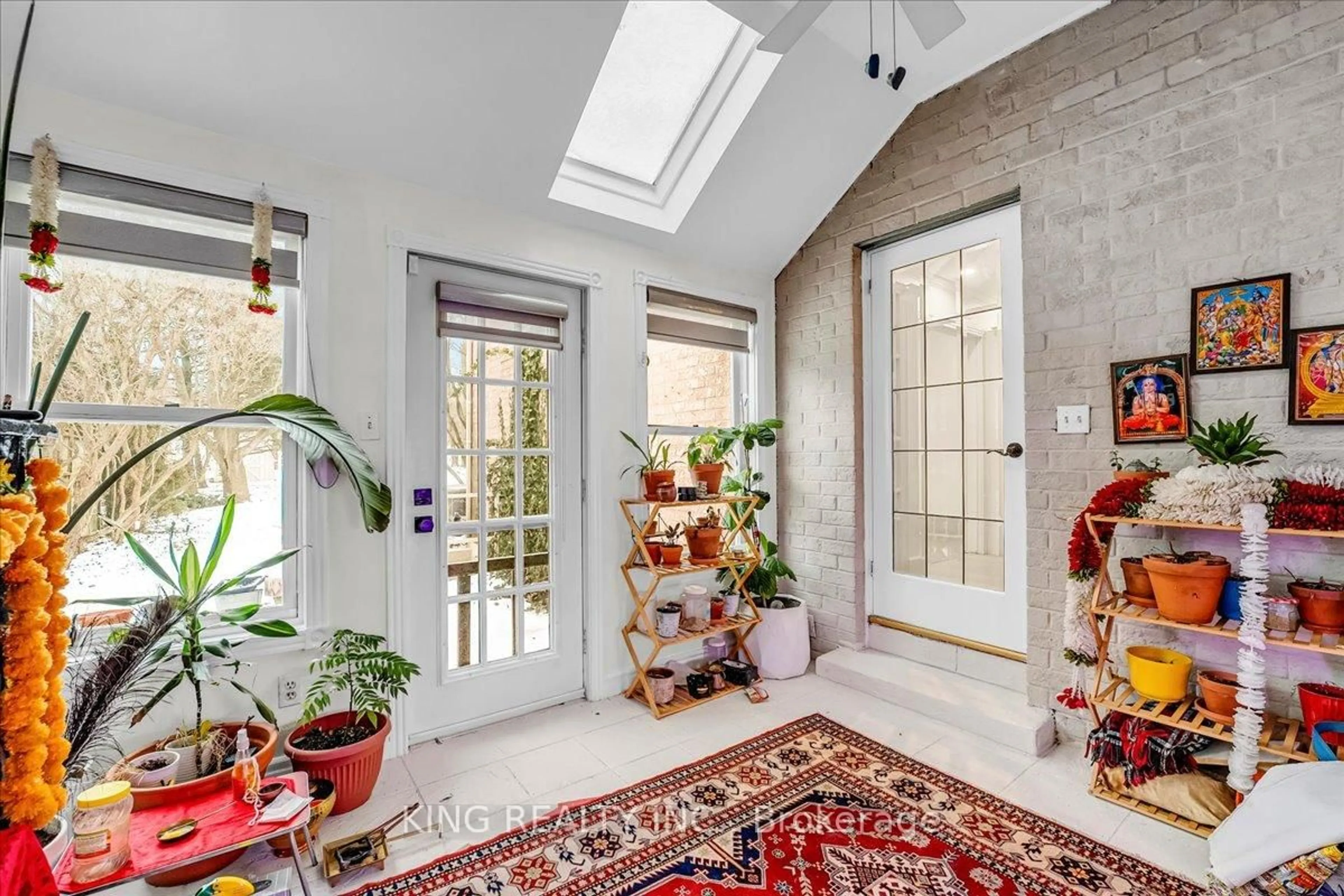 Indoor entryway for 16 Meander Clse, Hamilton Ontario L0R 1H1