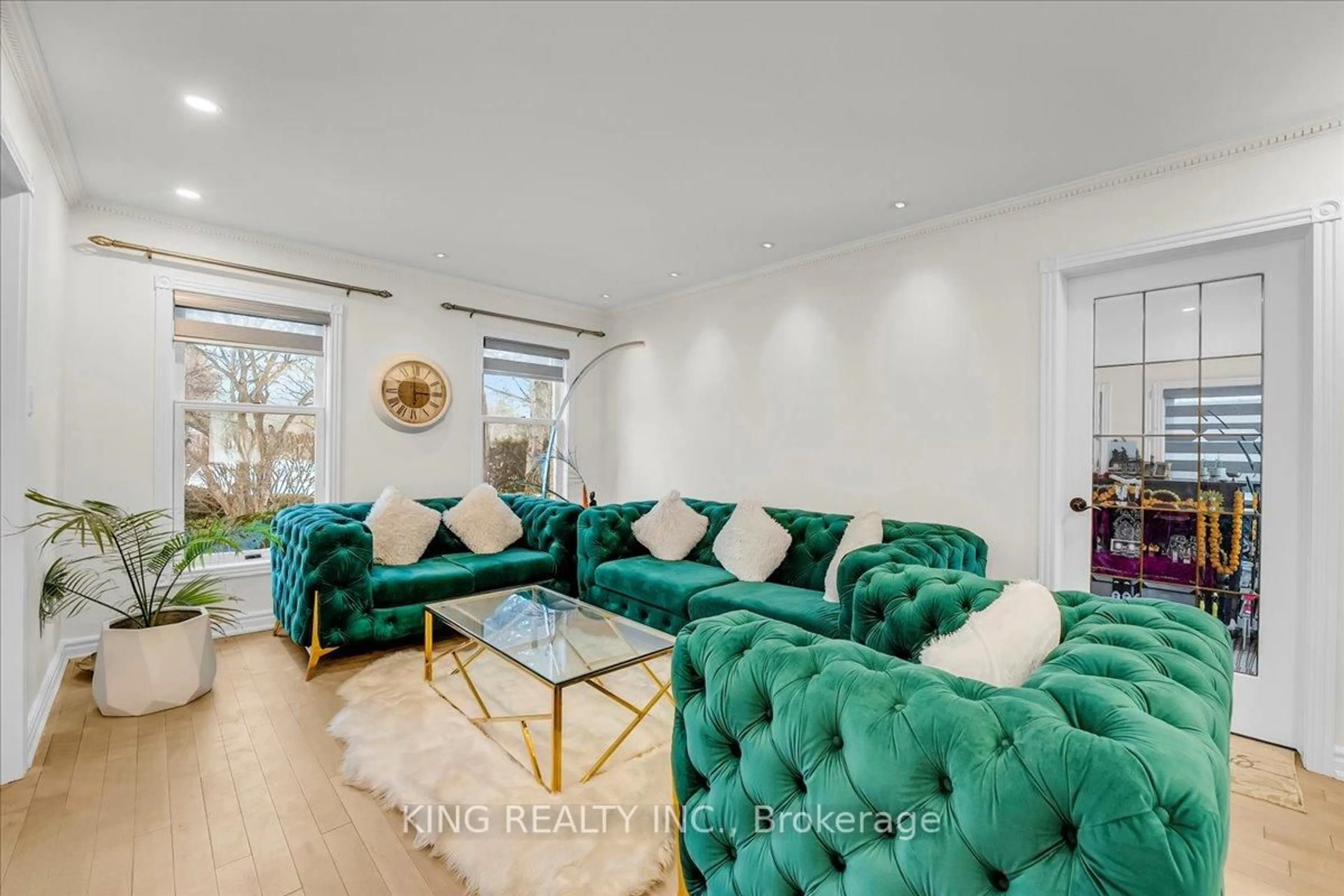 Living room with furniture, unknown for 16 Meander Clse, Hamilton Ontario L0R 1H1