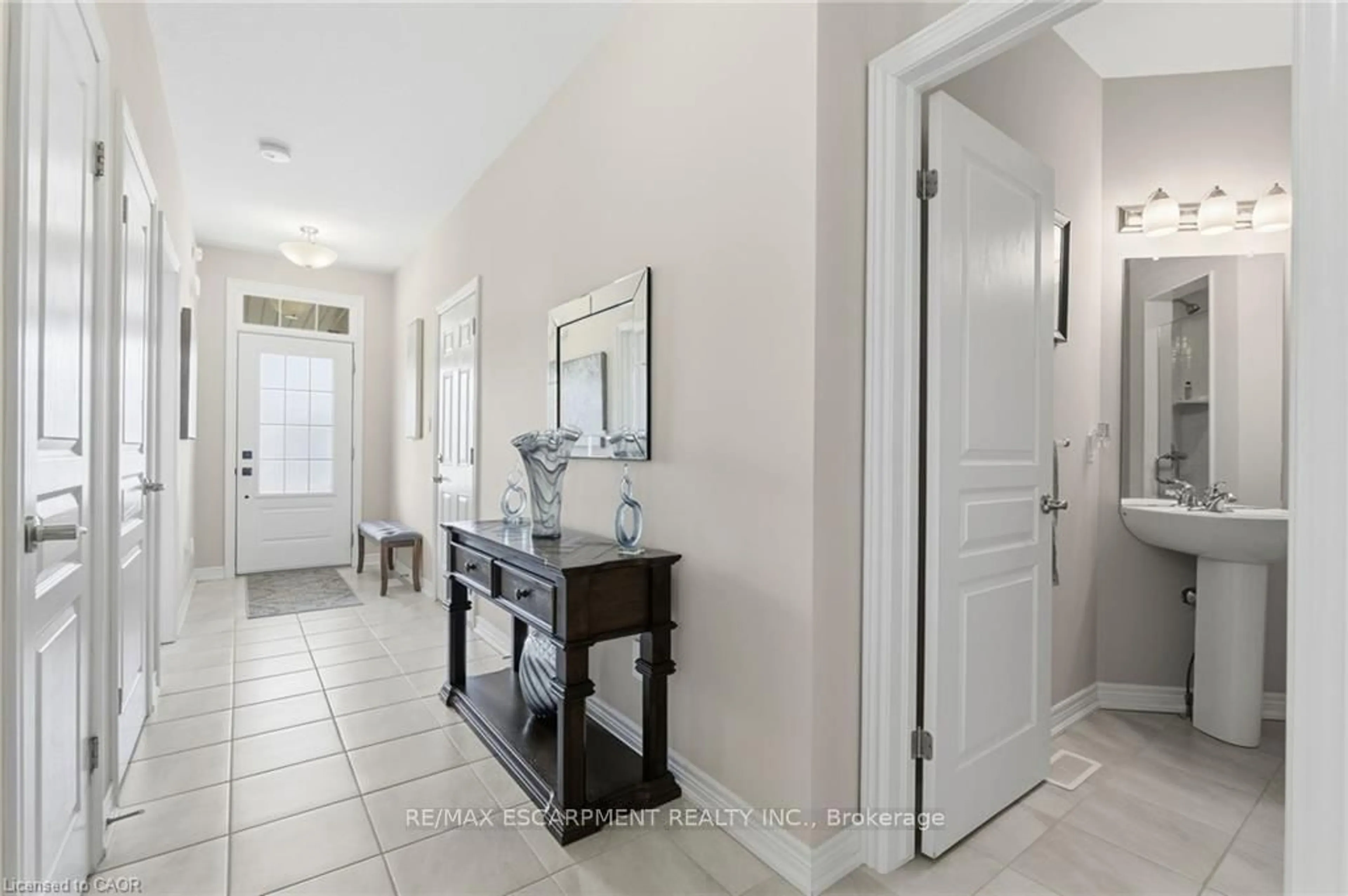 Indoor entryway for 4 ELLIS Ave, St. Catharines Ontario L2P 0E6