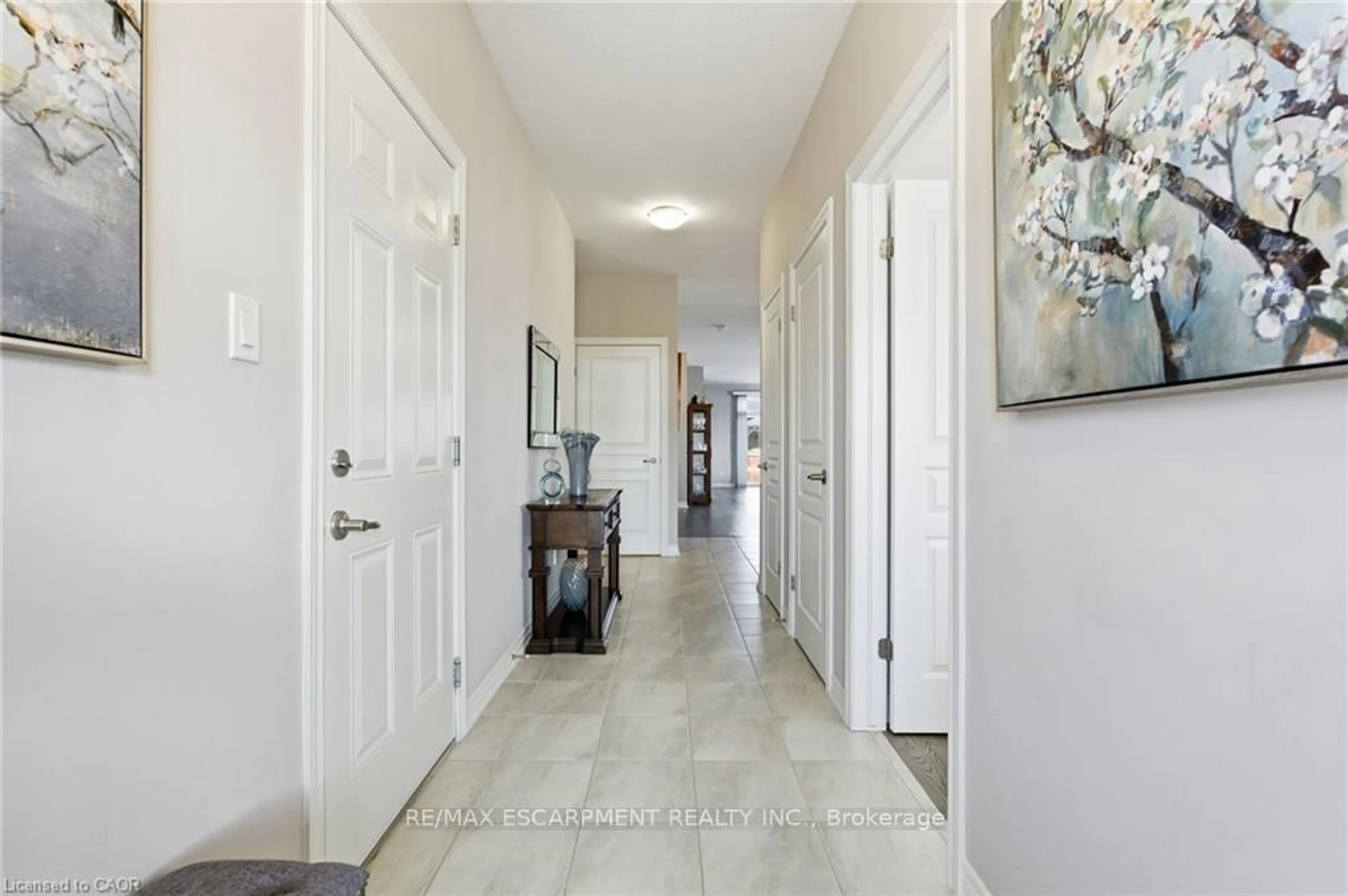 Indoor entryway for 4 ELLIS Ave, St. Catharines Ontario L2P 0E6