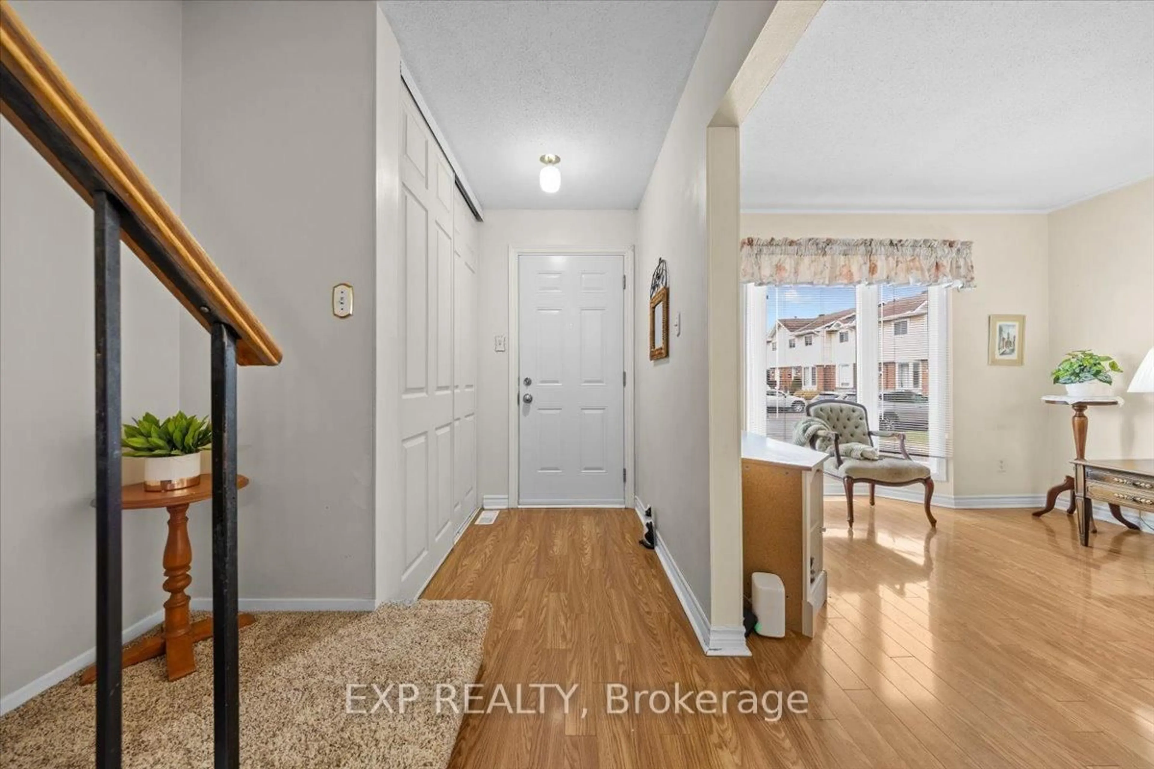 Indoor entryway for 1971 Greenvale Lane, Ottawa Ontario K1C 6E3