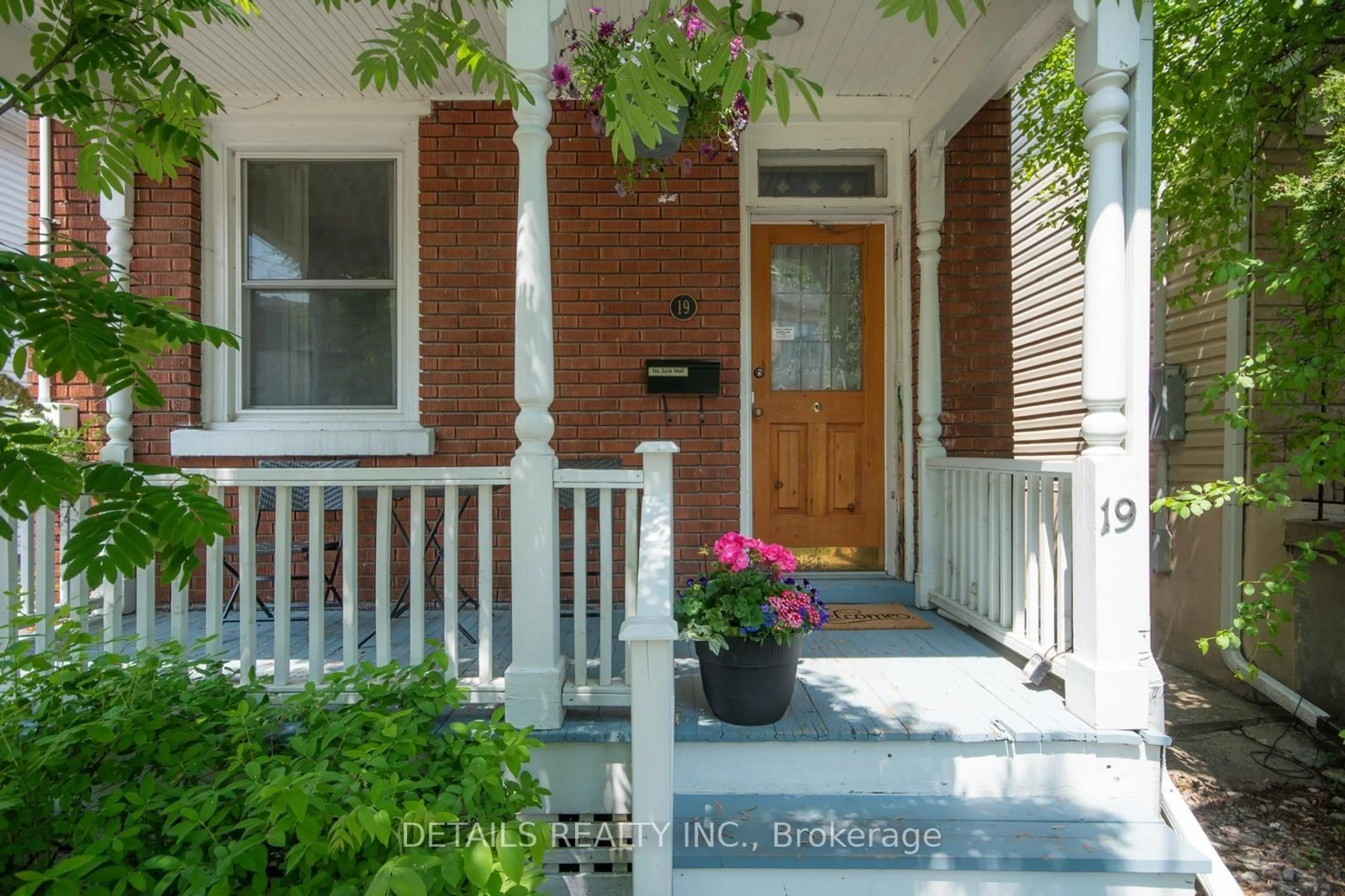 Indoor entryway for 19 Gould St, Ottawa Ontario K1Y 2P1