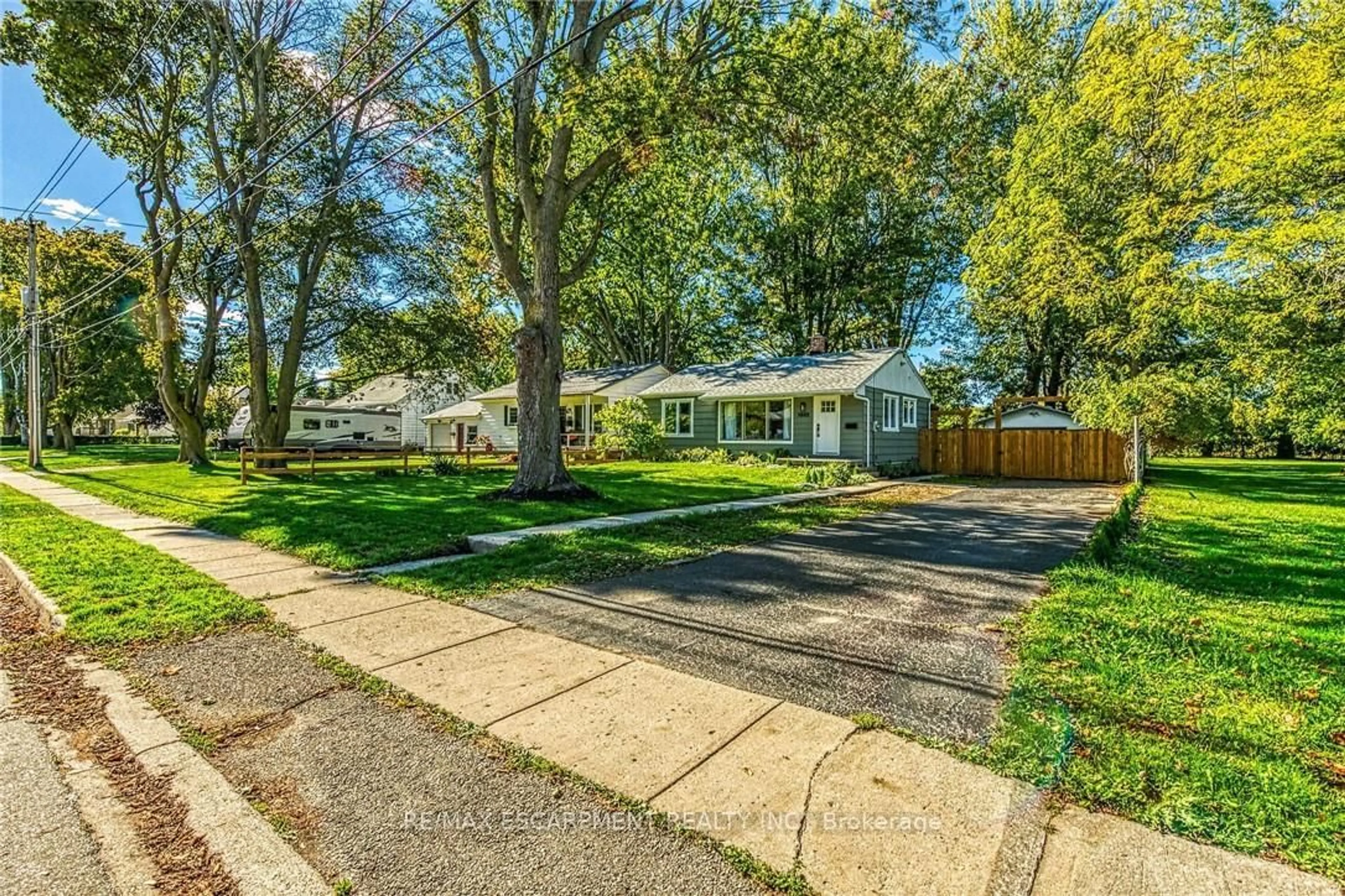 A pic from outside/outdoor area/front of a property/back of a property/a pic from drone, street for 1032 PINE St, Haldimand Ontario N1A 2M9