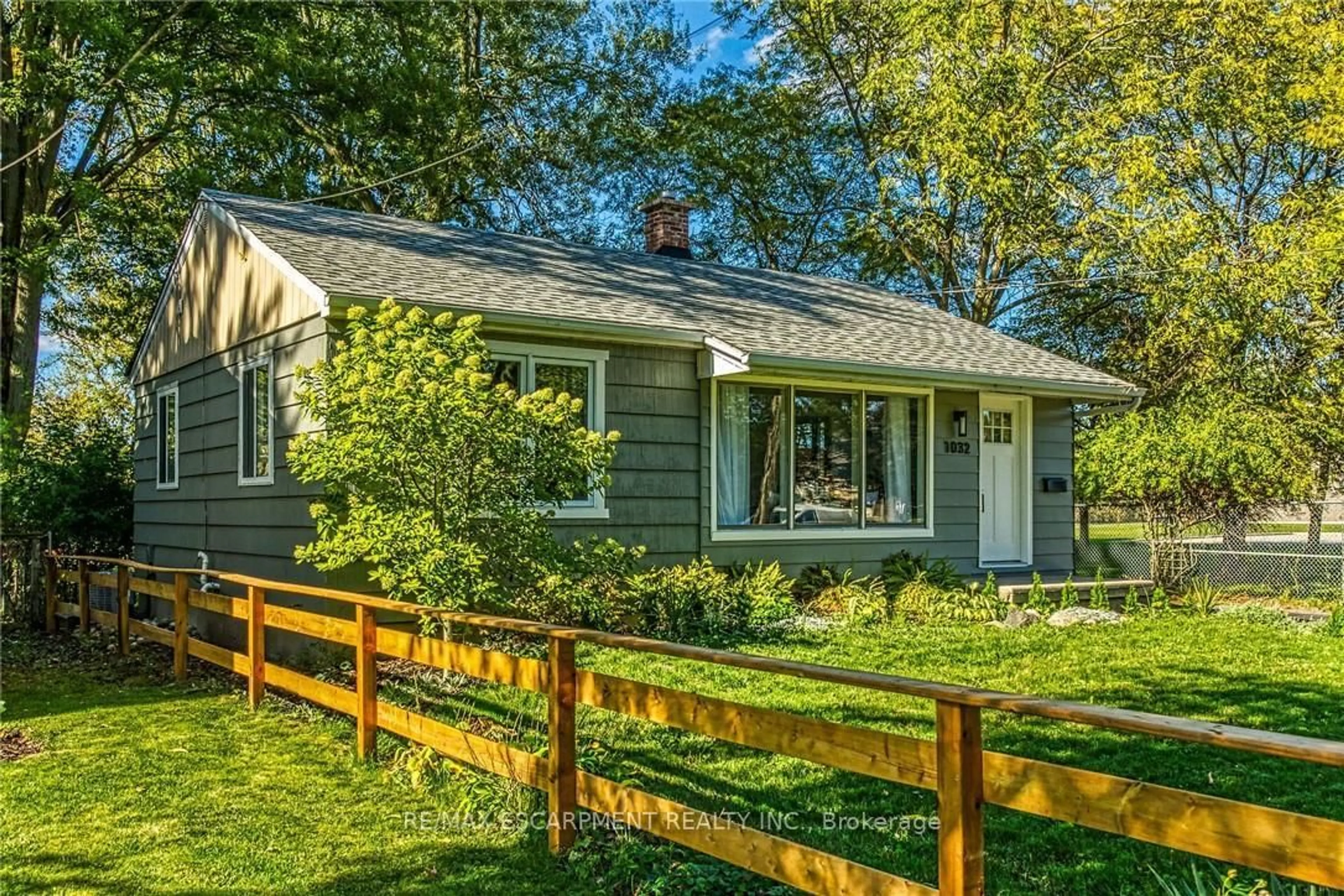 Home with vinyl exterior material, street for 1032 PINE St, Haldimand Ontario N1A 2M9