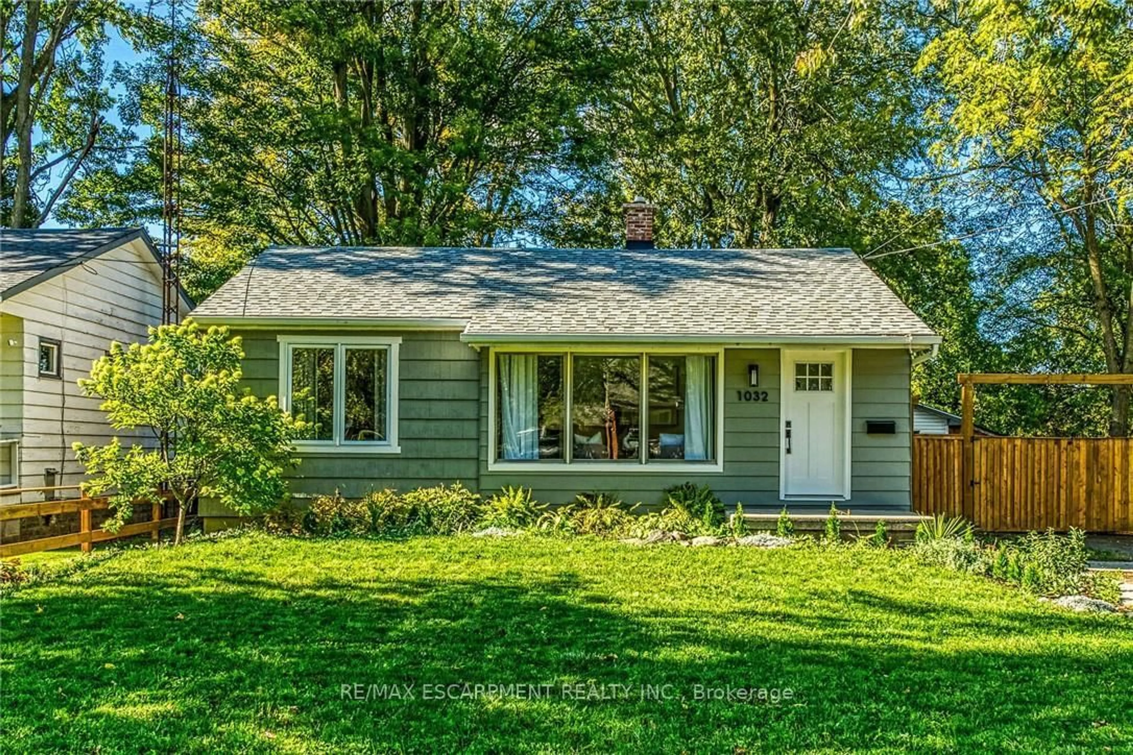 Home with vinyl exterior material, street for 1032 PINE St, Haldimand Ontario N1A 2M9