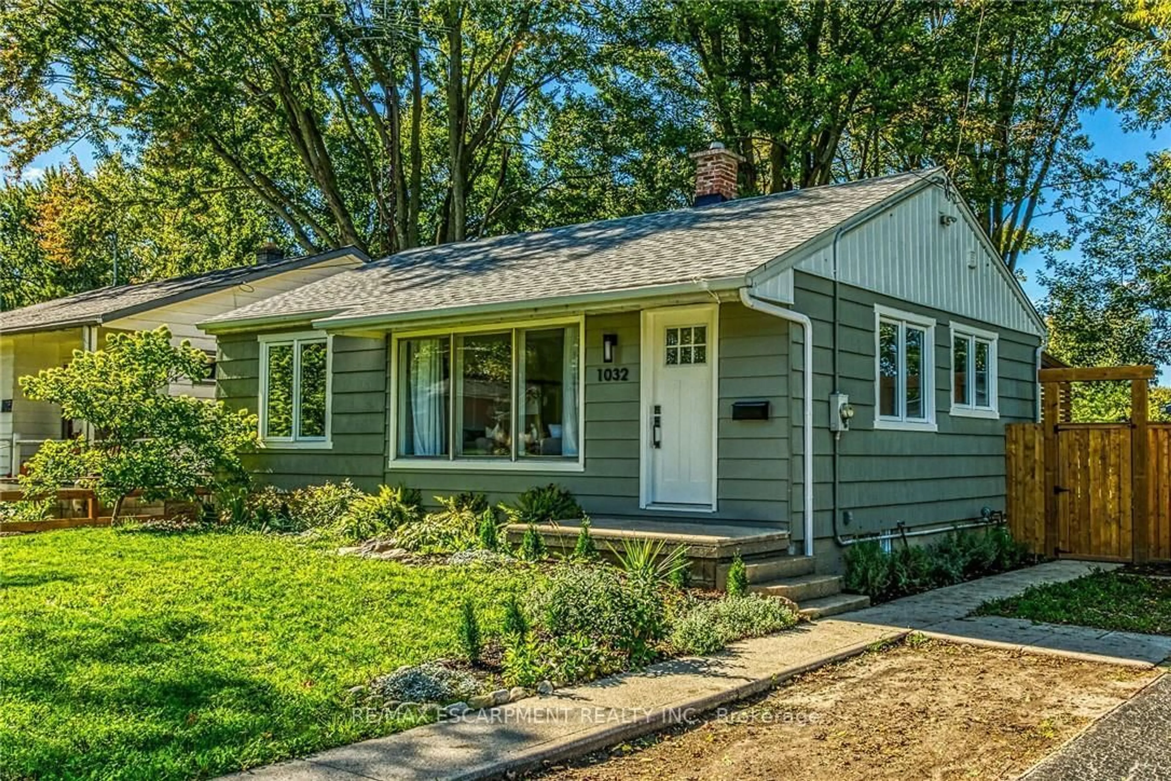 Home with vinyl exterior material, street for 1032 PINE St, Haldimand Ontario N1A 2M9
