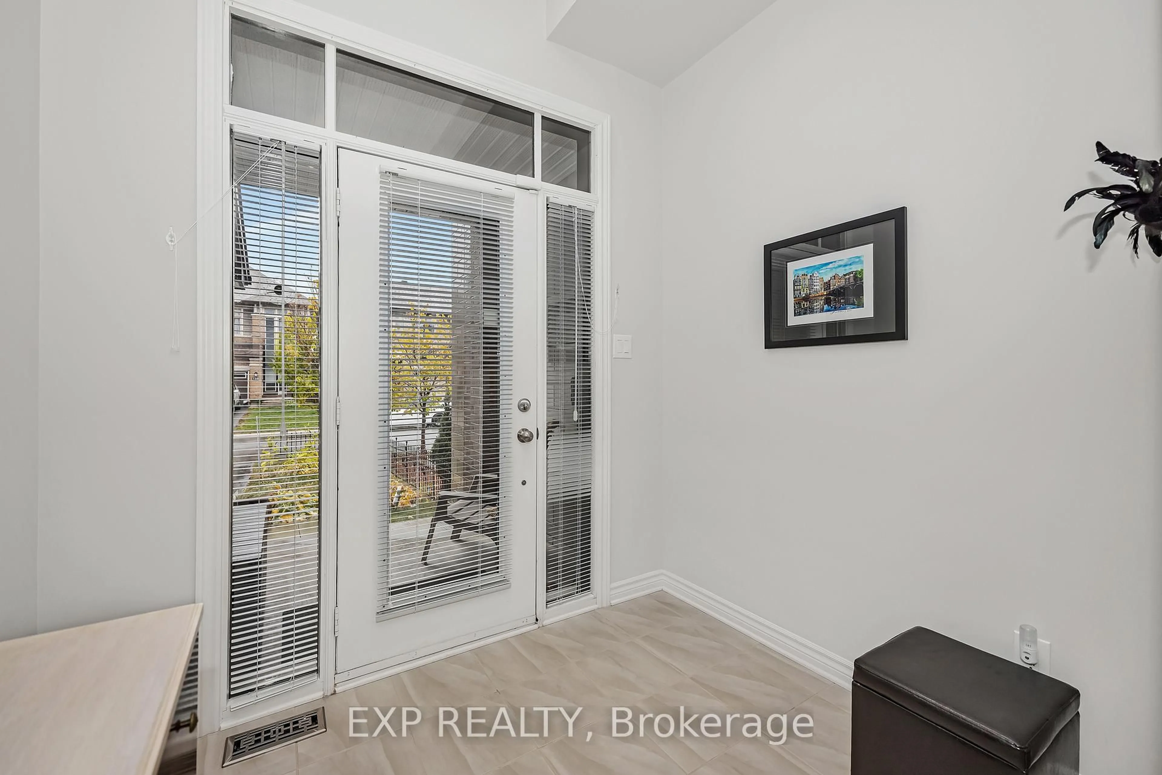 Indoor entryway for 121 Mattingly Way, Ottawa Ontario K4M 0C5