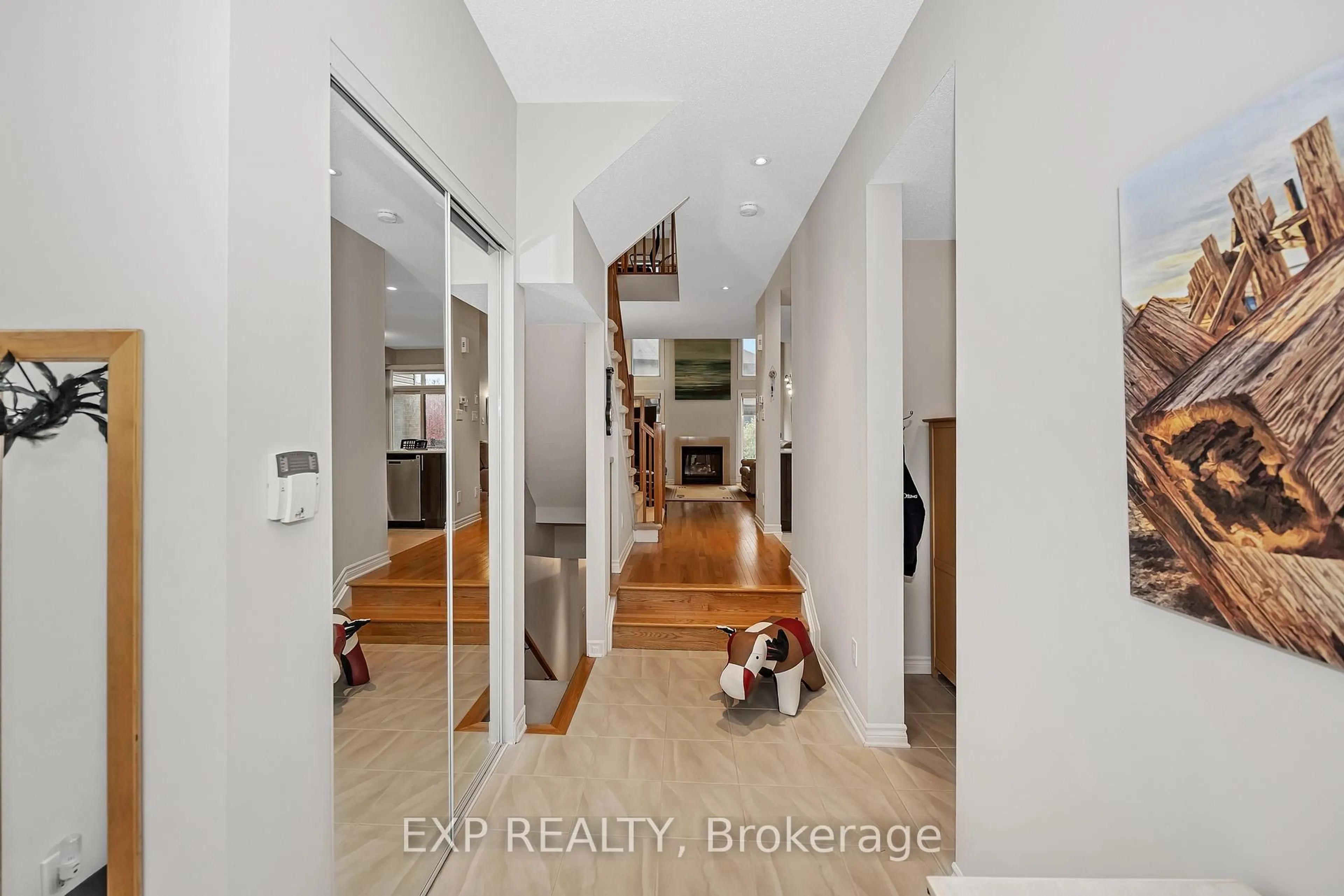 Indoor entryway for 121 Mattingly Way, Ottawa Ontario K4M 0C5