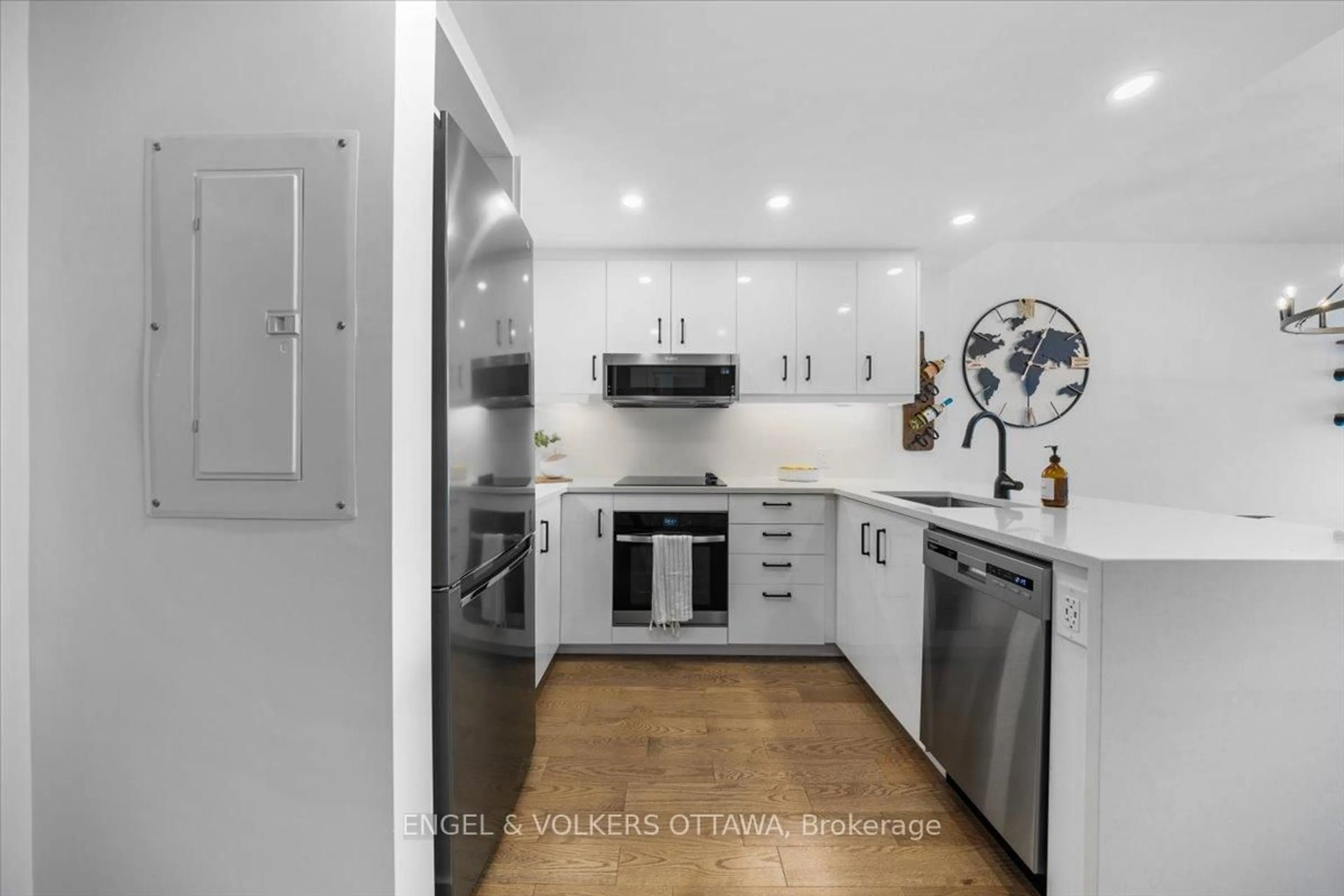 Standard kitchen, ceramic/tile floor for 340 Queen St #1704, Ottawa Ontario K1R 0G1
