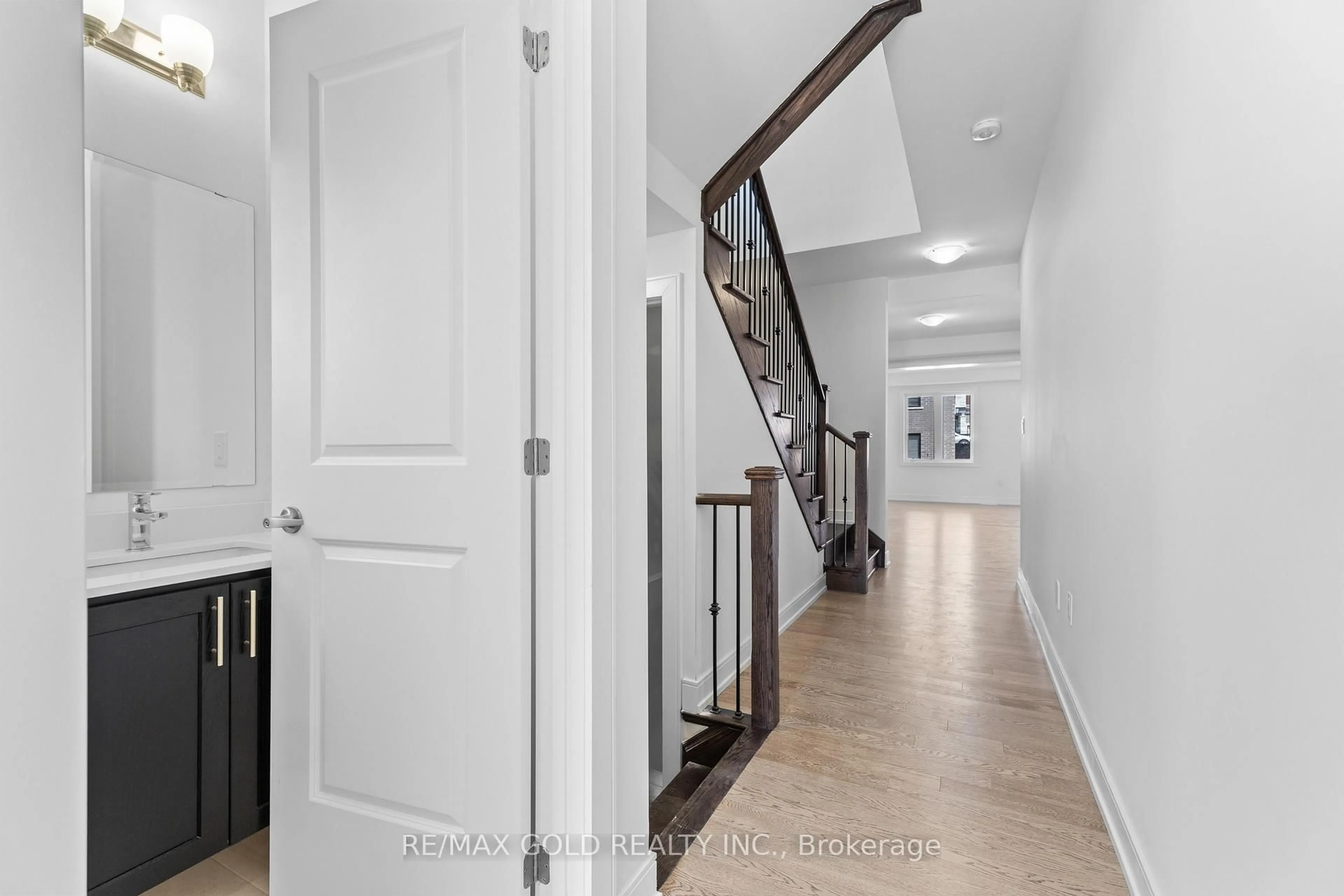 Indoor entryway for 31 Stanley Leitch Dr, Erin Ontario N0B 1T0