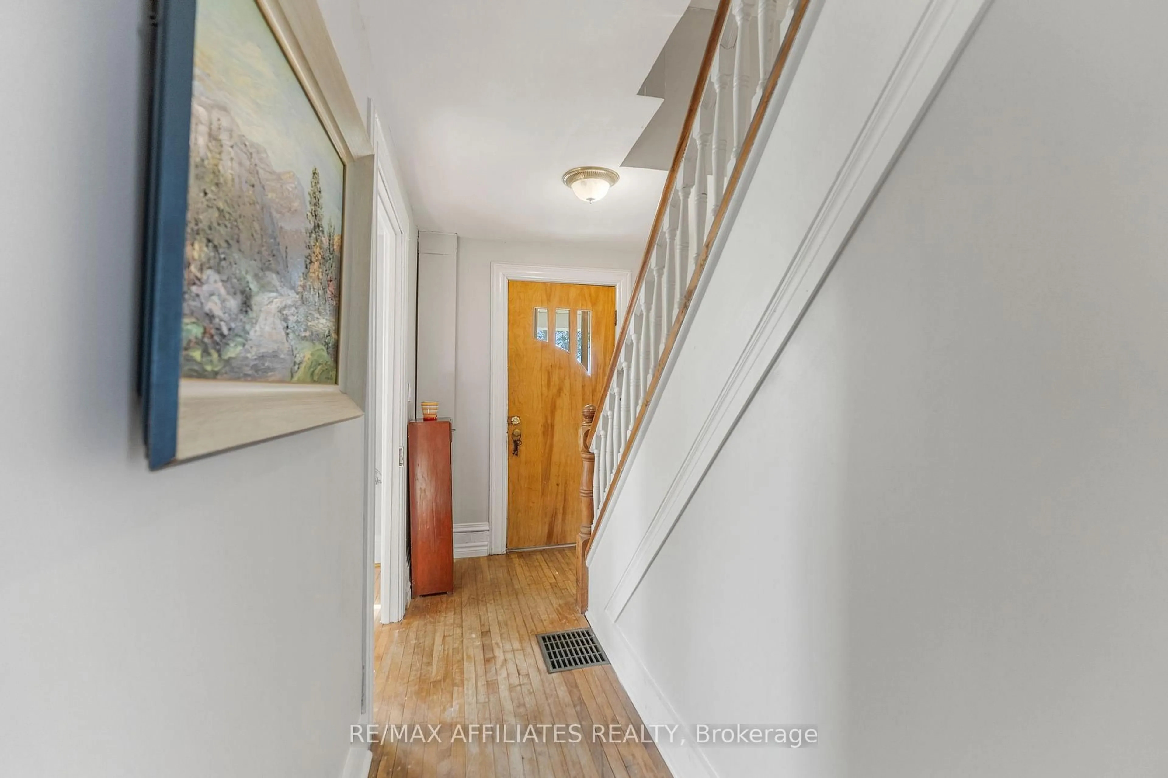 Indoor foyer for 416 Dibble St, Prescott Ontario K0E 1T0