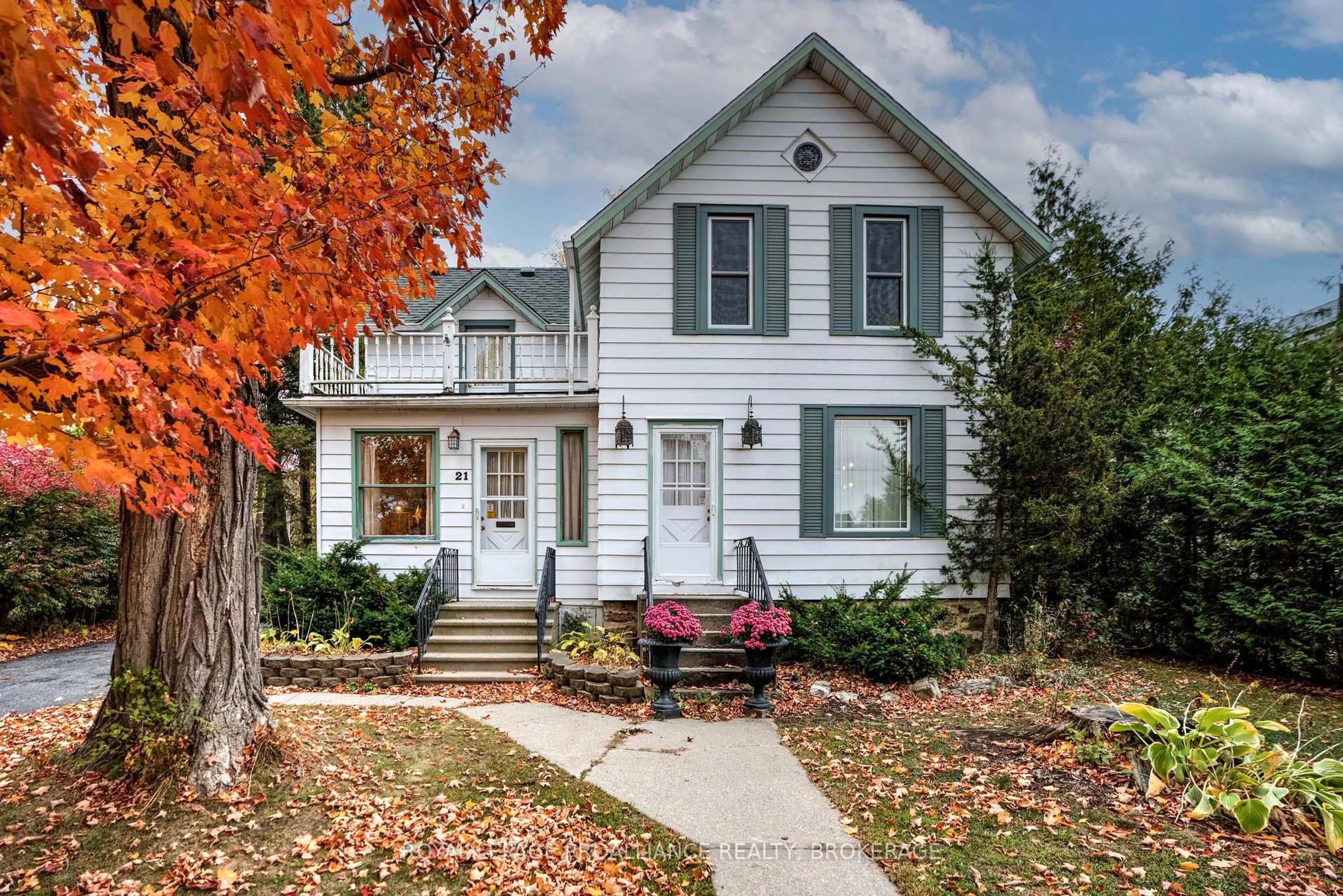 Home with vinyl exterior material, street for 21 Osborne St, Gananoque Ontario K7G 2N4