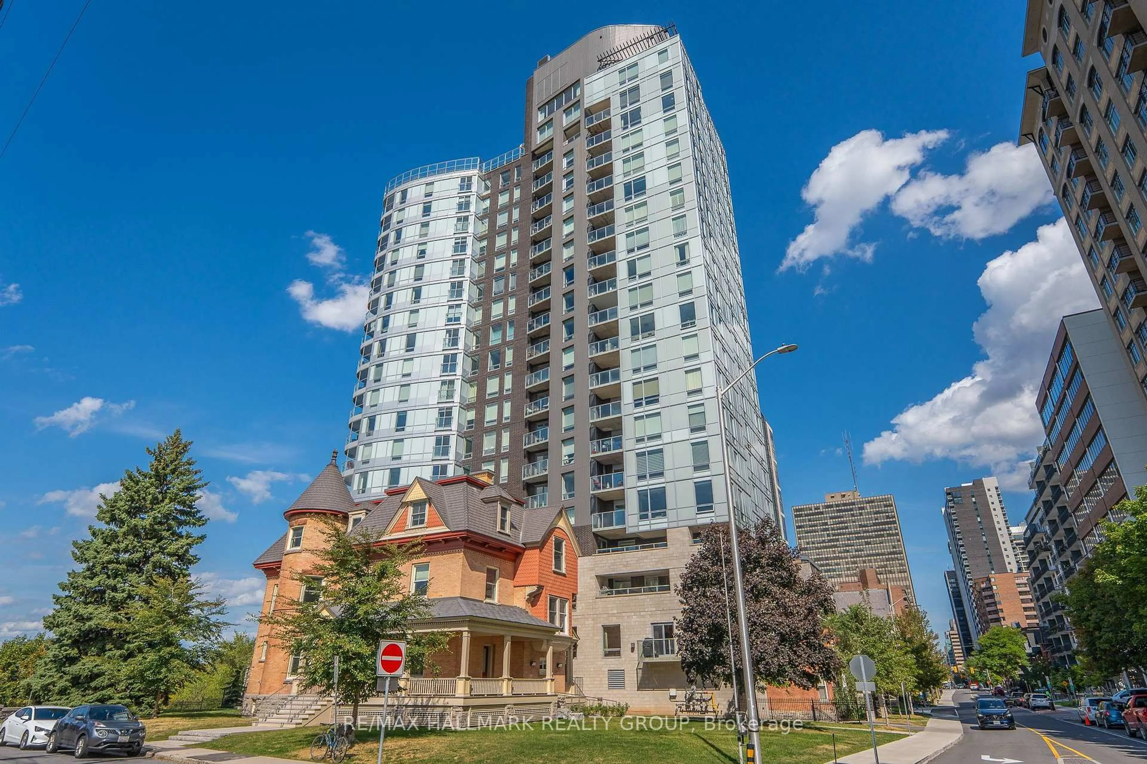 Patio, building for 428 Sparks St #1007, Ottawa Ontario K1R 0B3