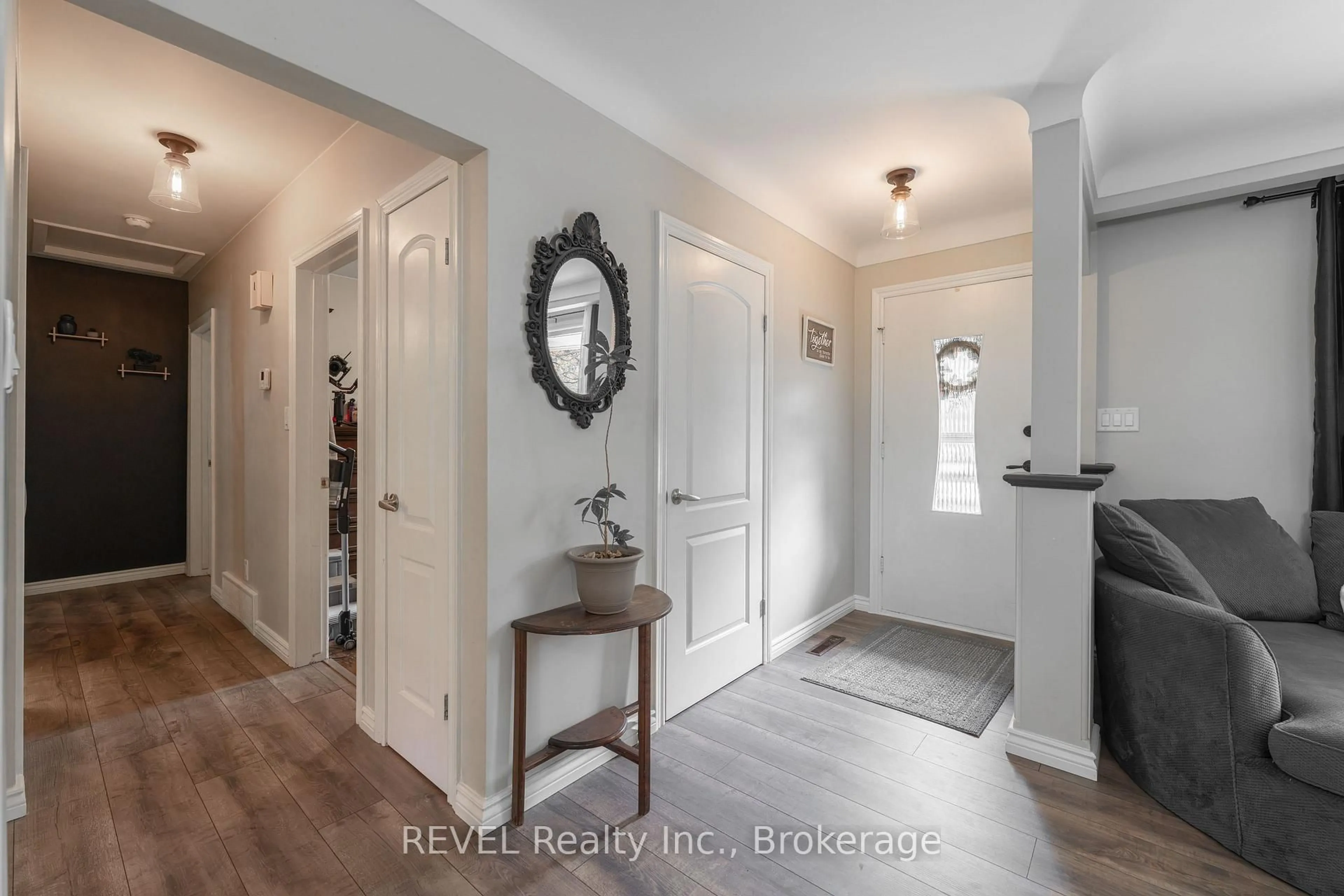 Indoor entryway for 164 Diltz Rd, Haldimand Ontario N1A 2V8