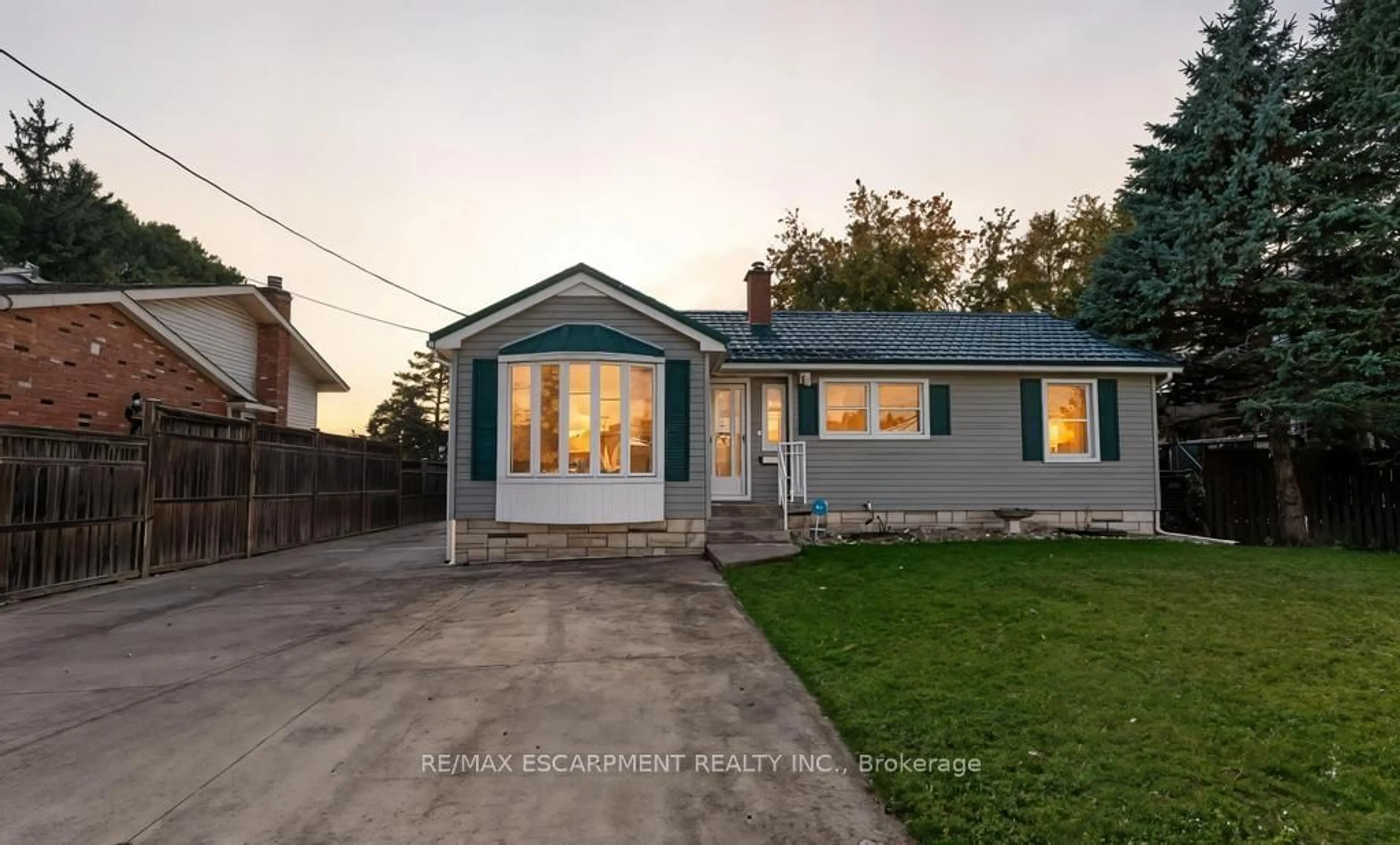 A pic from outside/outdoor area/front of a property/back of a property/a pic from drone, street for 24 Hilda St, Welland Ontario L3C 3N2