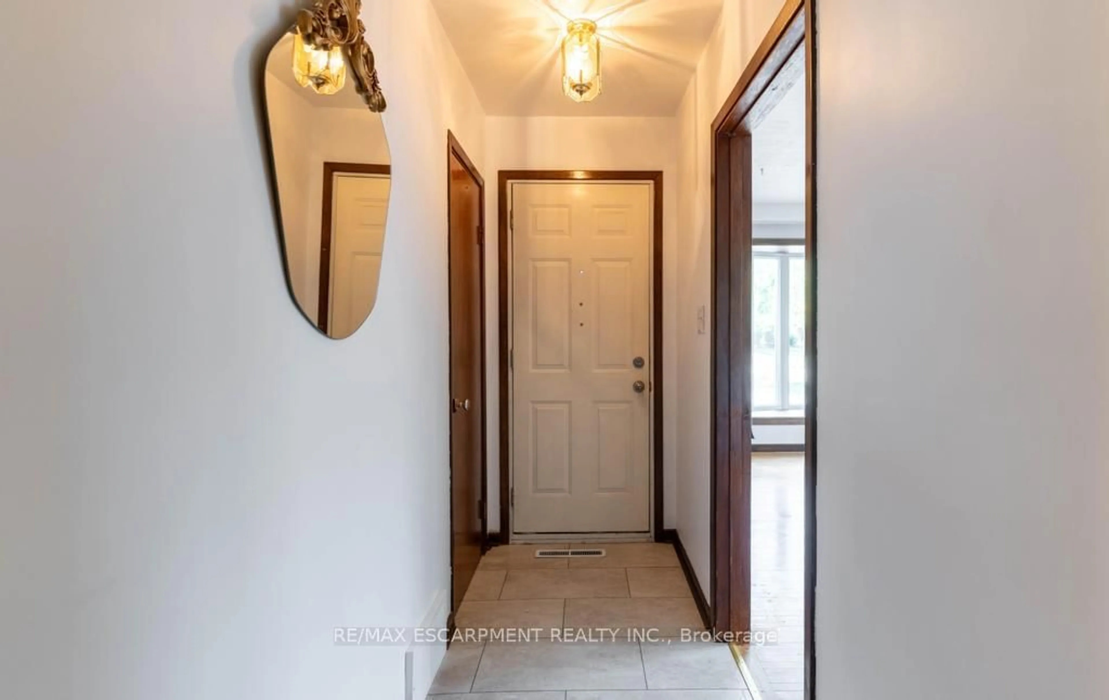 Indoor entryway for 24 Hilda St, Welland Ontario L3C 3N2