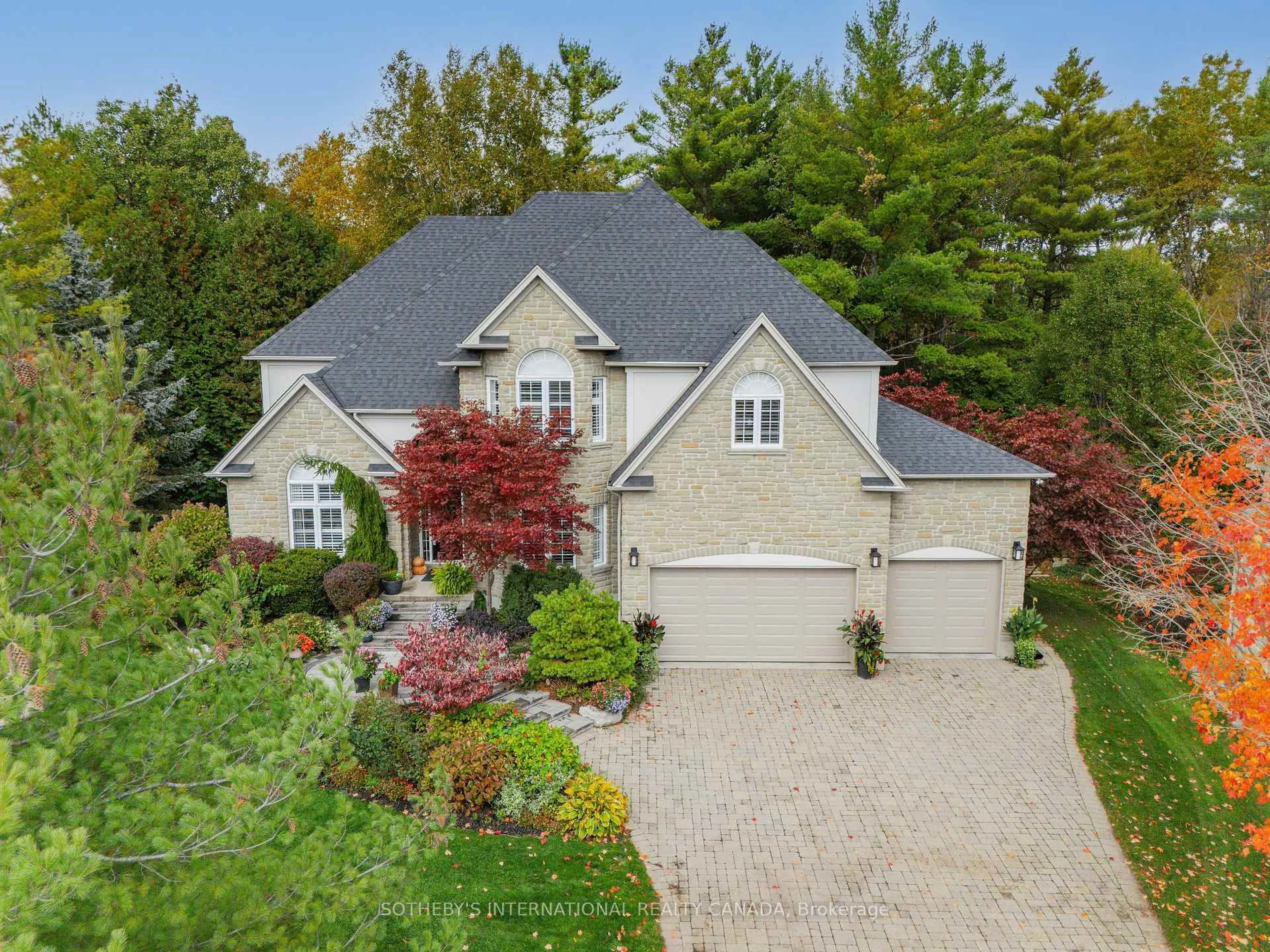 A pic from outside/outdoor area/front of a property/back of a property/a pic from drone, street for 80 Cedarbrook Crt, Cambridge Ontario N1T 1W8