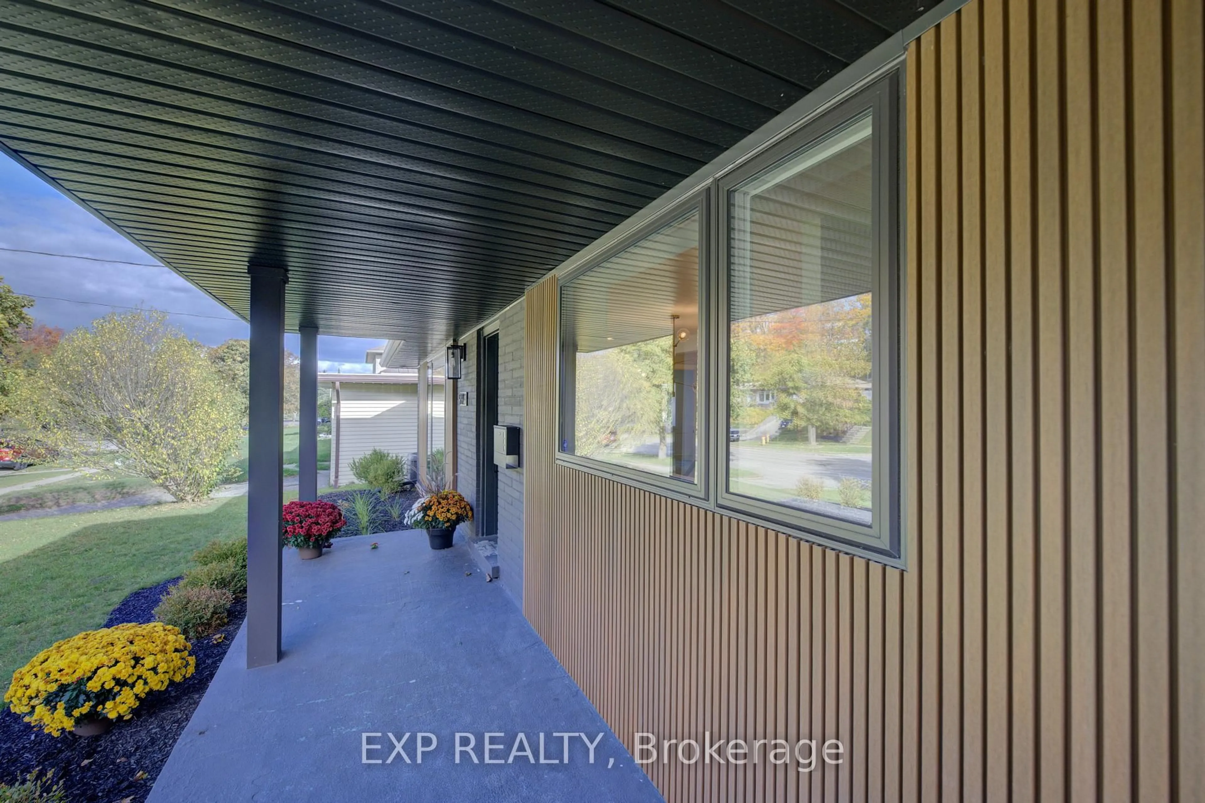 Indoor entryway for 919 Union St, Kitchener Ontario N2H 6J3