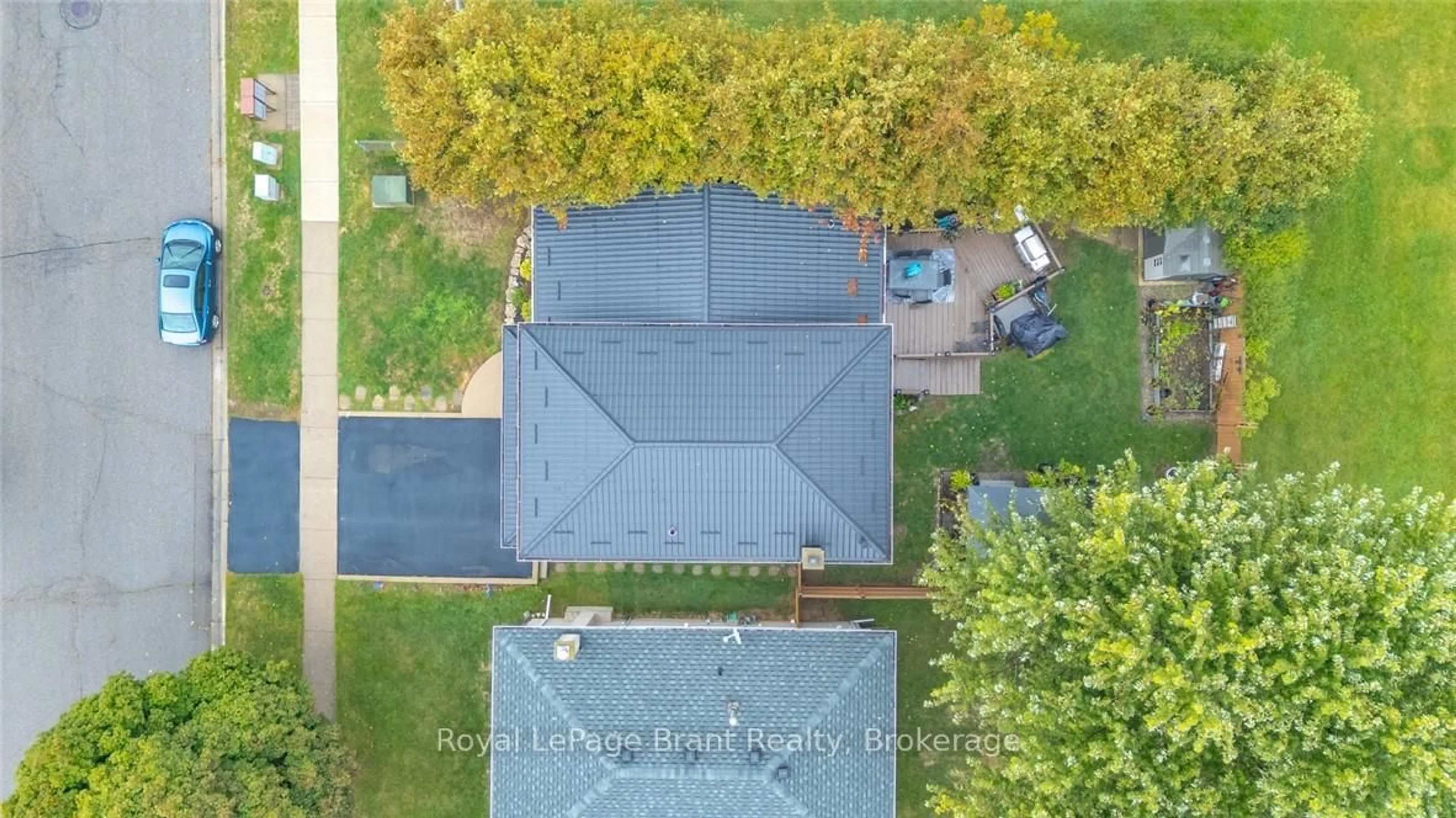 A pic from outside/outdoor area/front of a property/back of a property/a pic from drone, unknown for 27 Gillin Rd, Brantford Ontario N3P 1T6