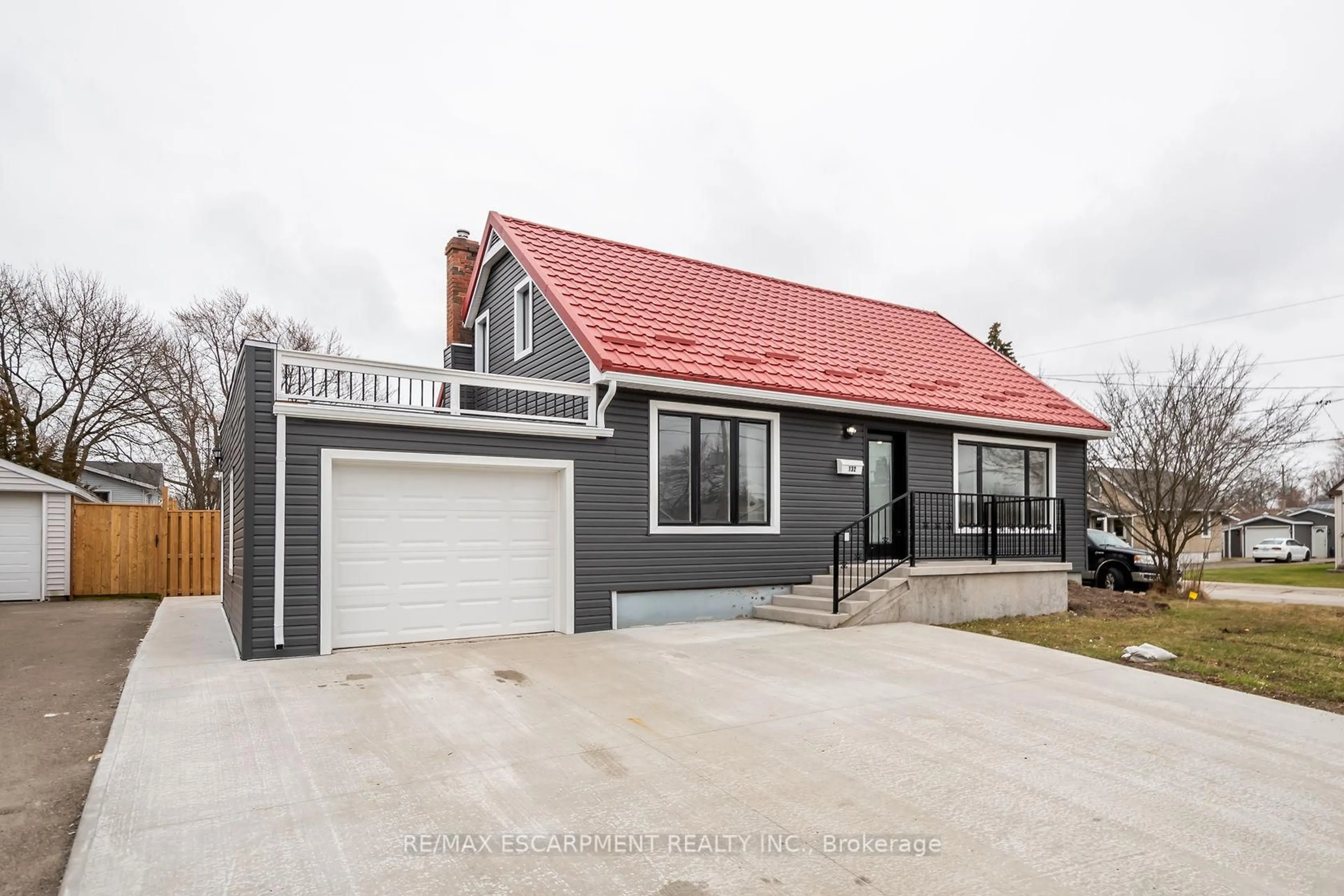 Home with vinyl exterior material, street for 132 Franklin Ave, Port Colborne Ontario L3K 4A5
