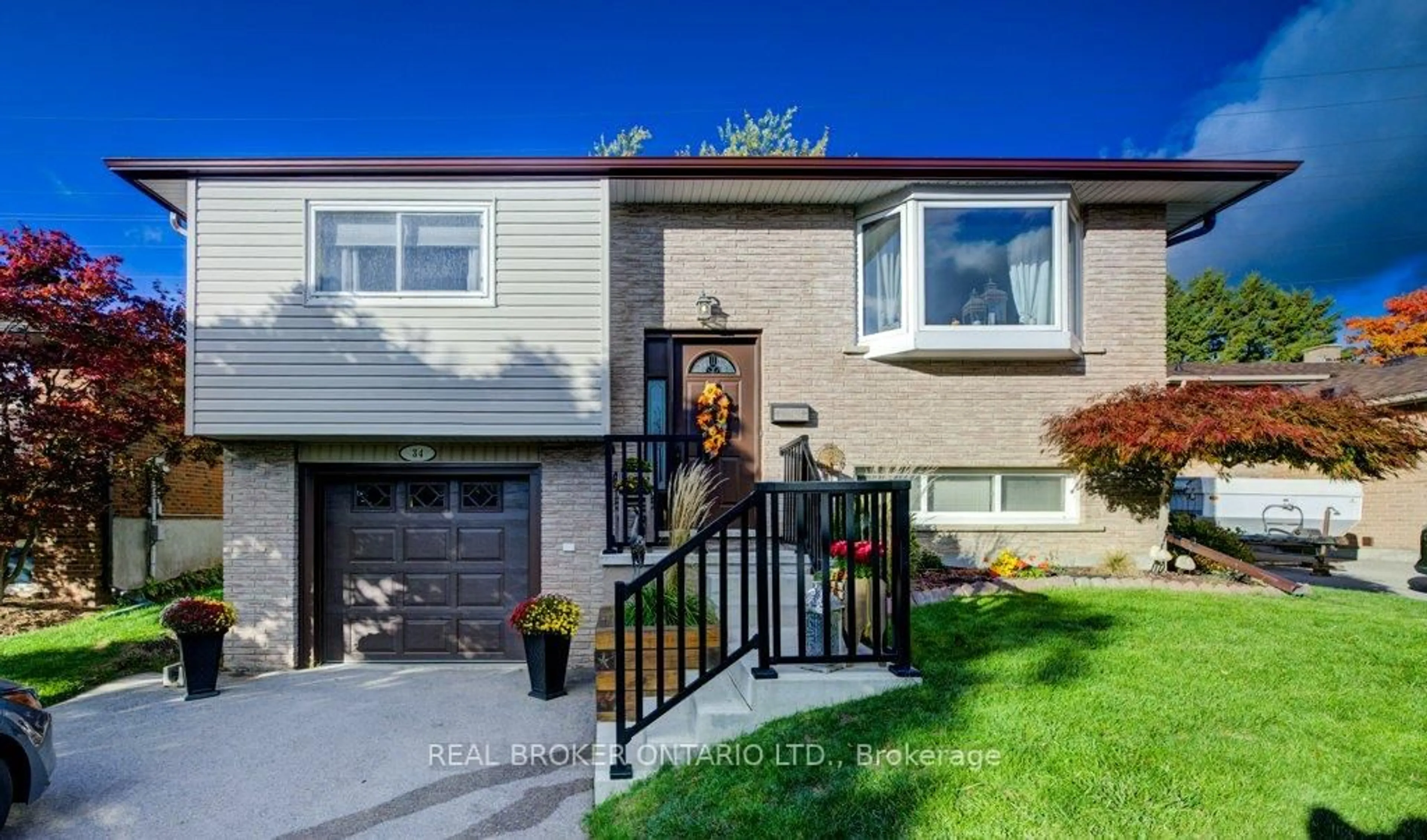 Home with vinyl exterior material, street for 34 Willow Green Crt, Kitchener Ontario N2N 1W6