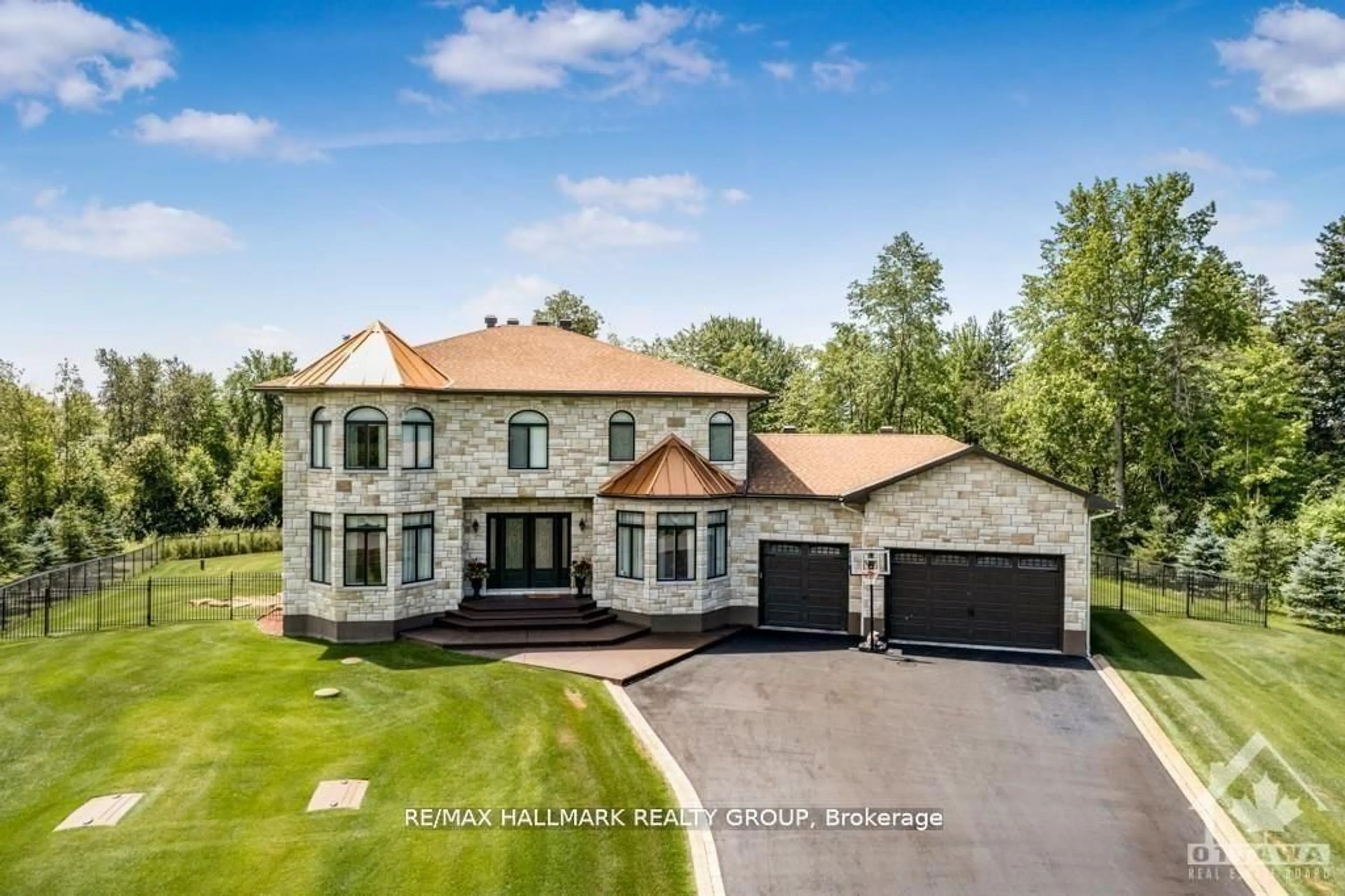 A pic from outside/outdoor area/front of a property/back of a property/a pic from drone, unknown for 699 Ballycastle Cres, Ottawa Ontario K1X 0A4