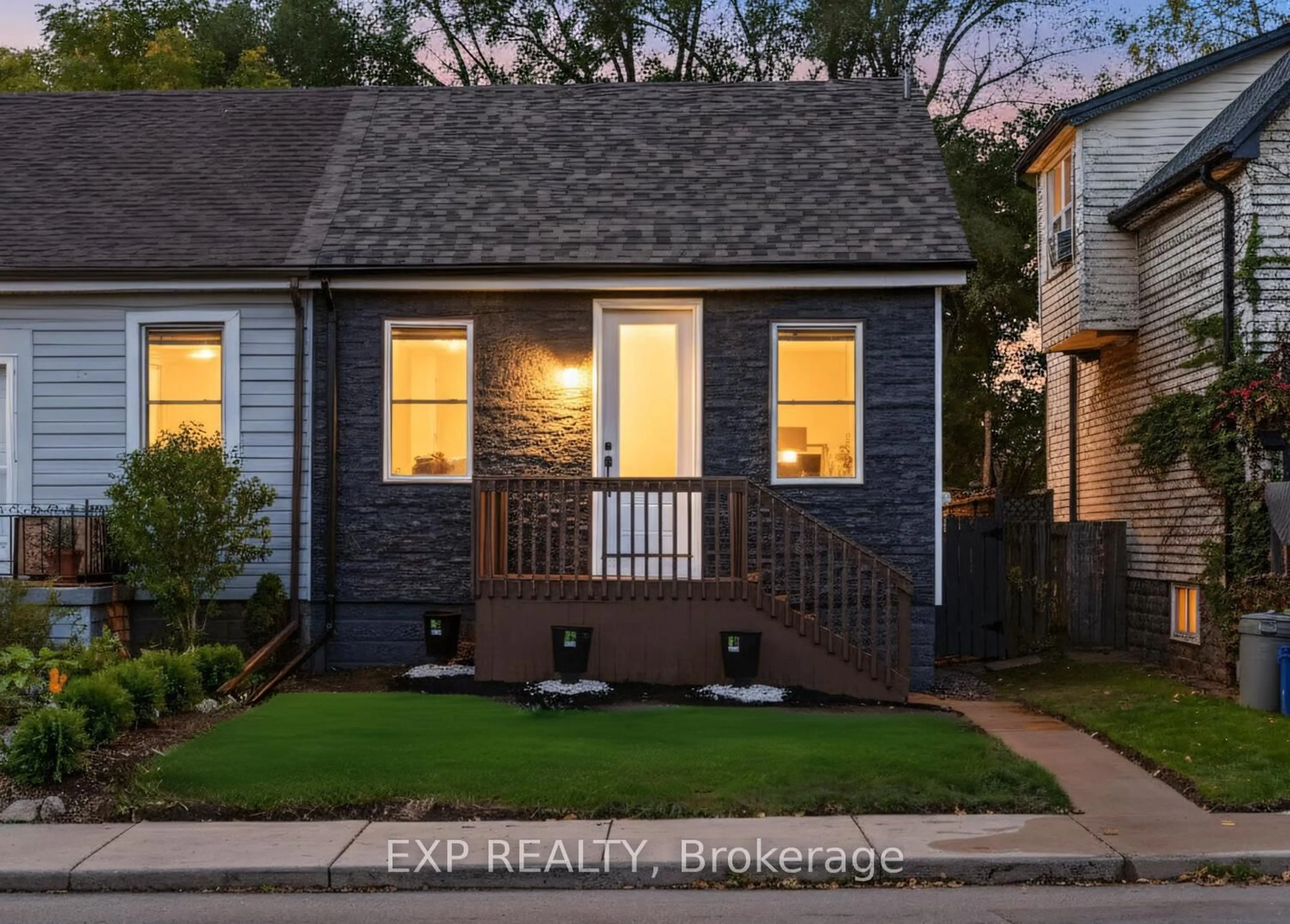 Home with vinyl exterior material, street for 20 Hill St, Hamilton Ontario L8P 1W7