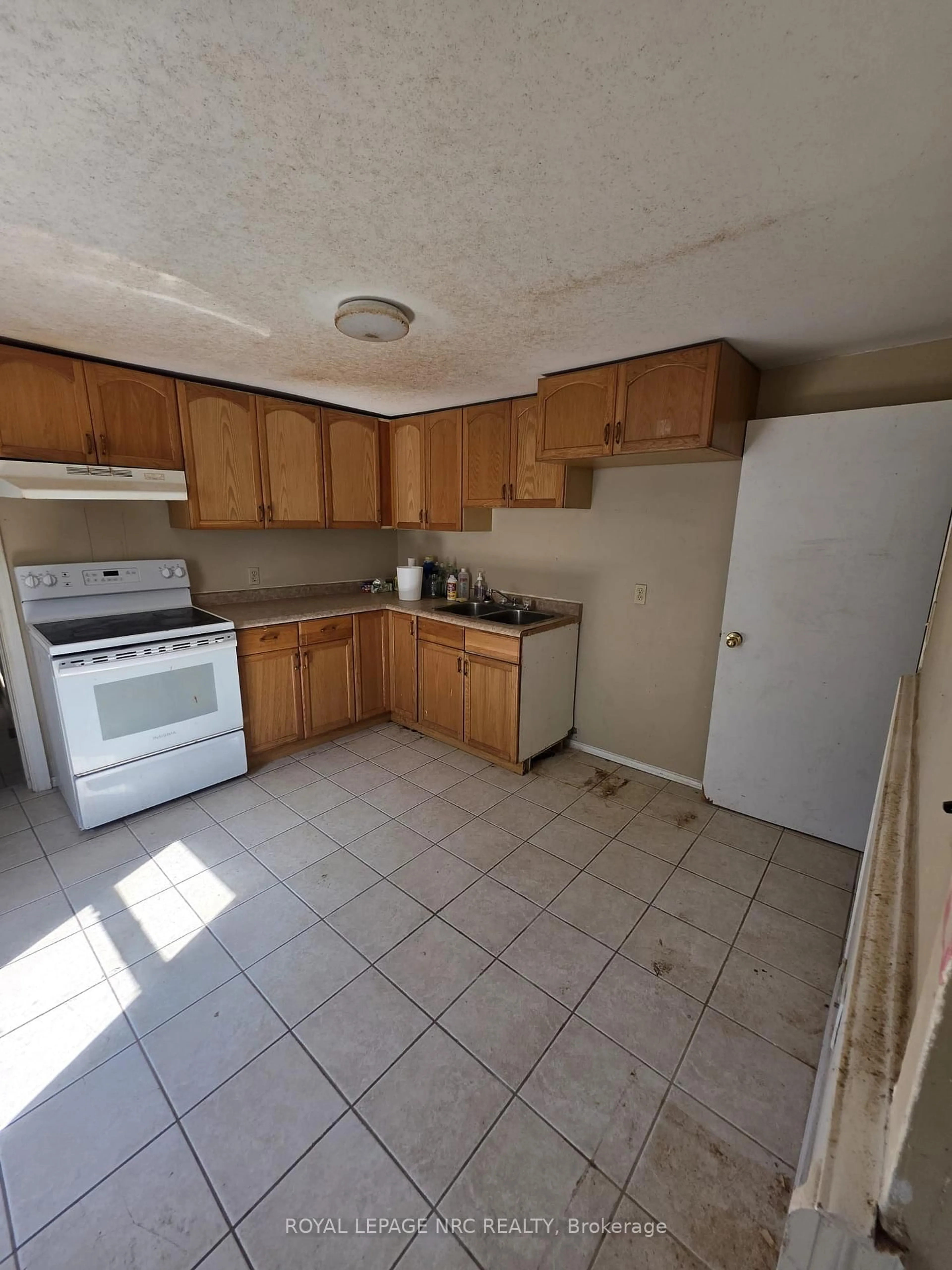 Standard kitchen, unknown for 154 Fares St, Port Colborne Ontario L3K 1W2