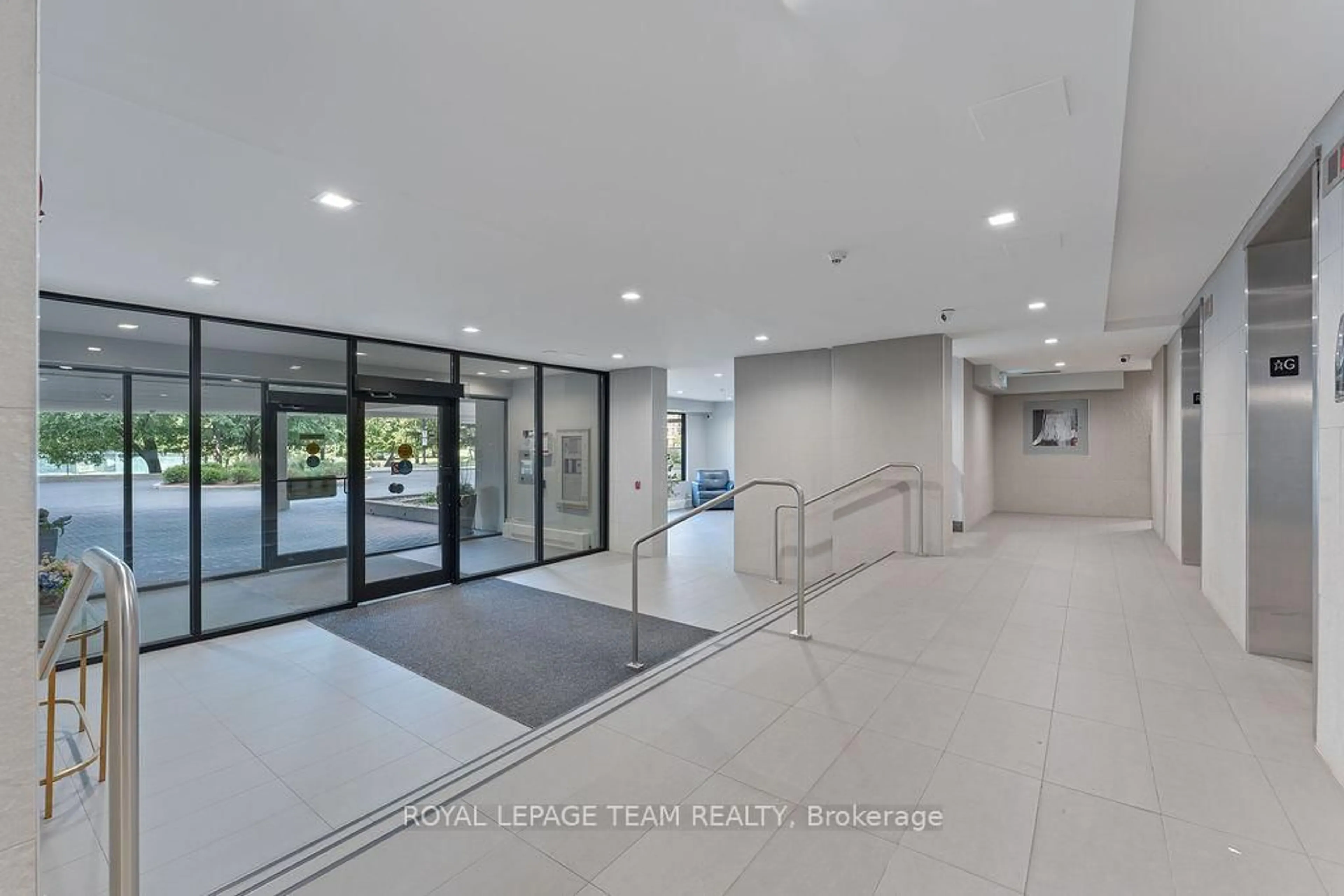 Indoor foyer for 665 Bathgate Dr #302, Ottawa Ontario K1K 3Y4