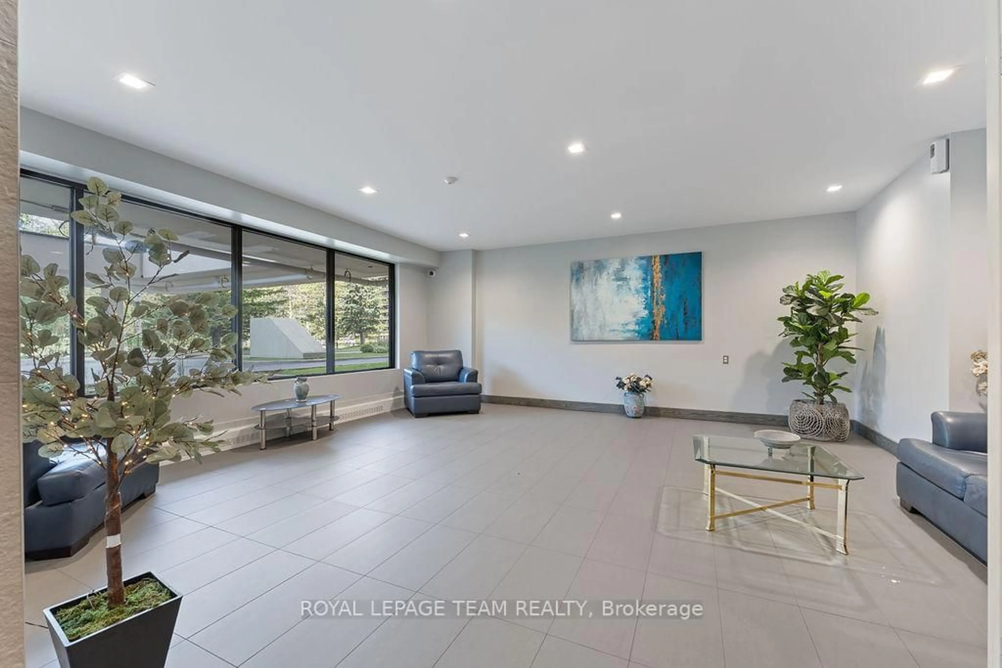 Indoor foyer for 665 Bathgate Dr #302, Ottawa Ontario K1K 3Y4