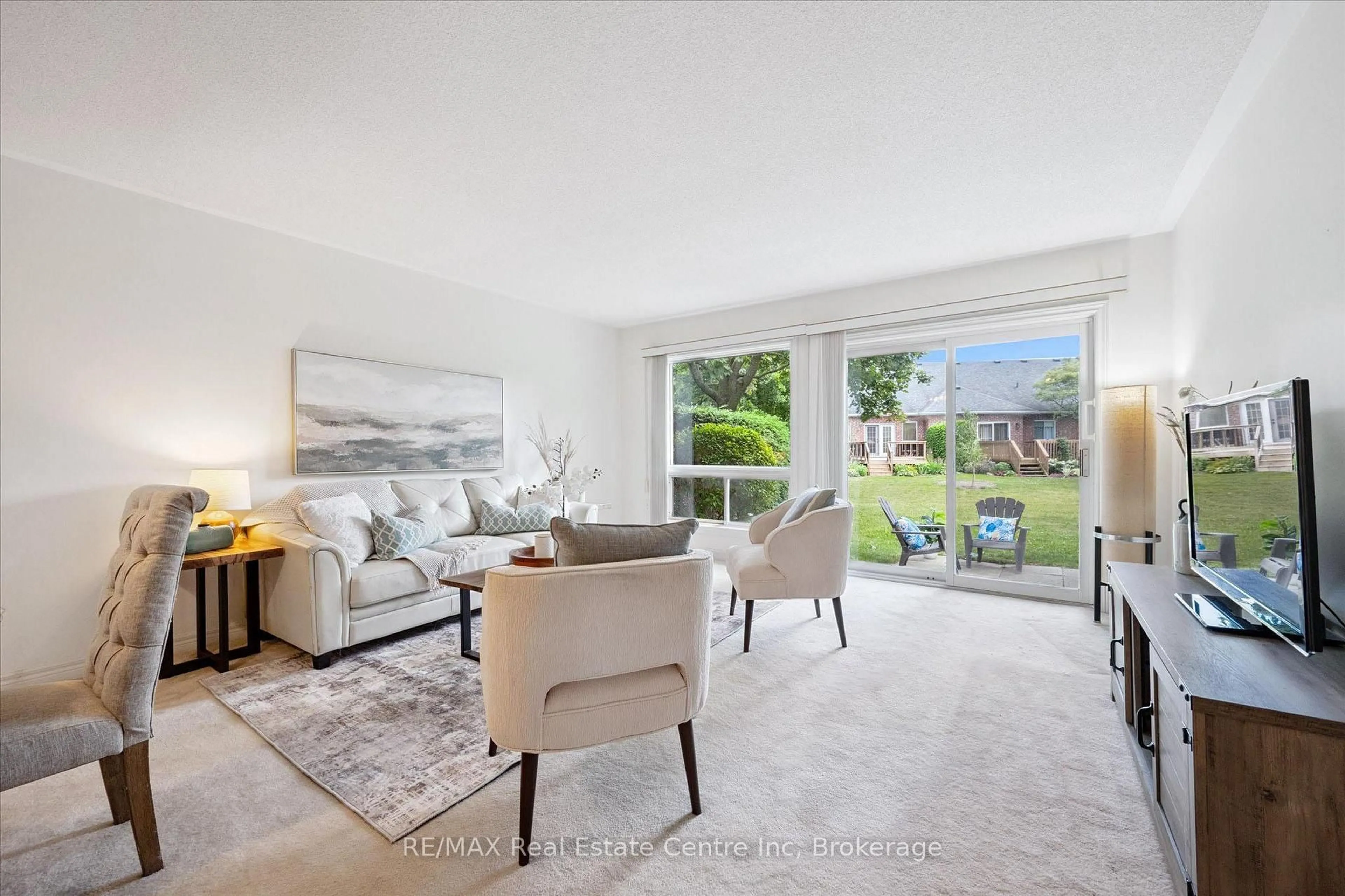 Living room with furniture, unknown for 3 GARDENVIEW Crt, Guelph Ontario N1G 4X7