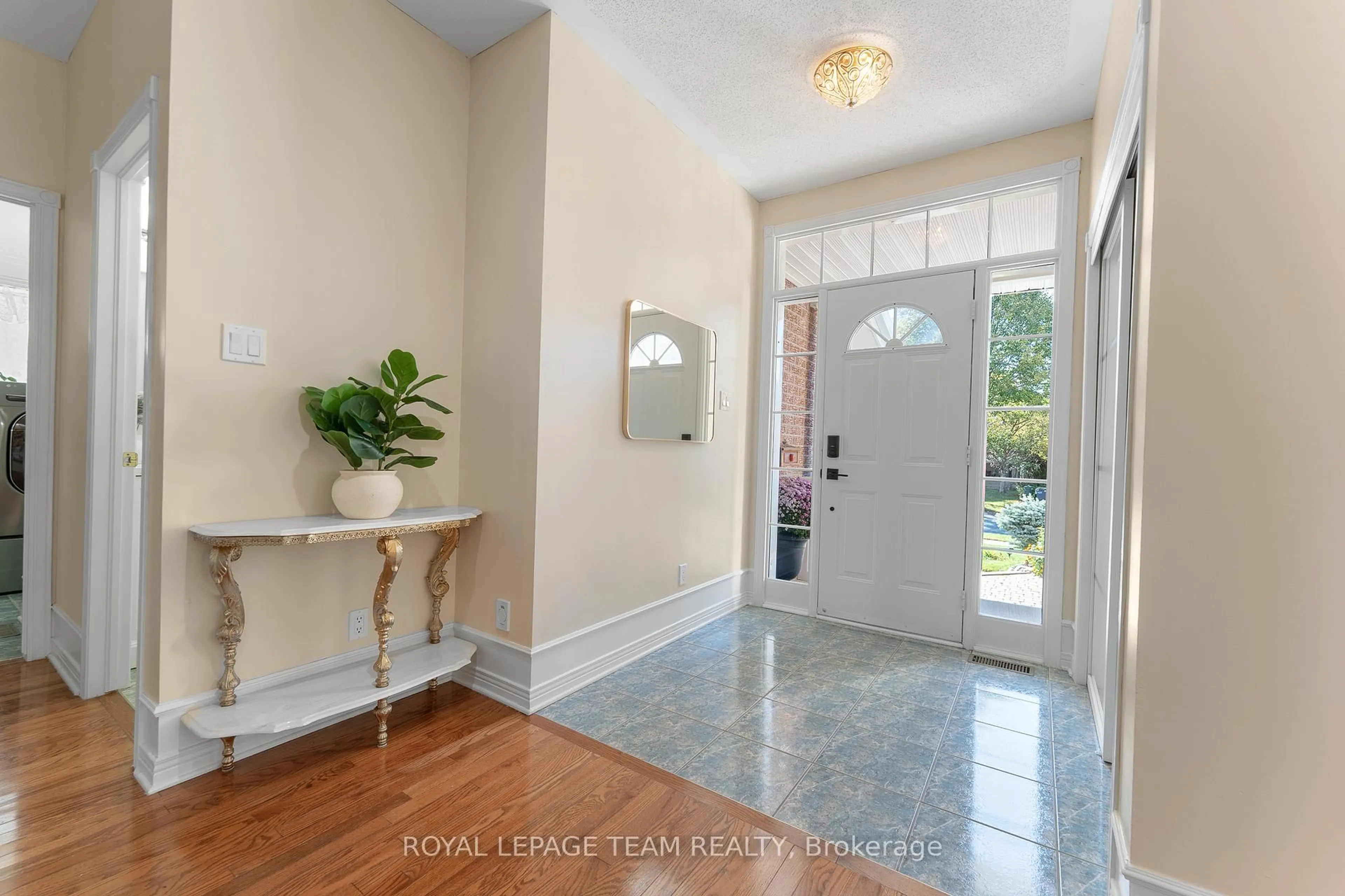 Indoor entryway for 19 Black Tern Cres, Ottawa Ontario K2M 2Z4
