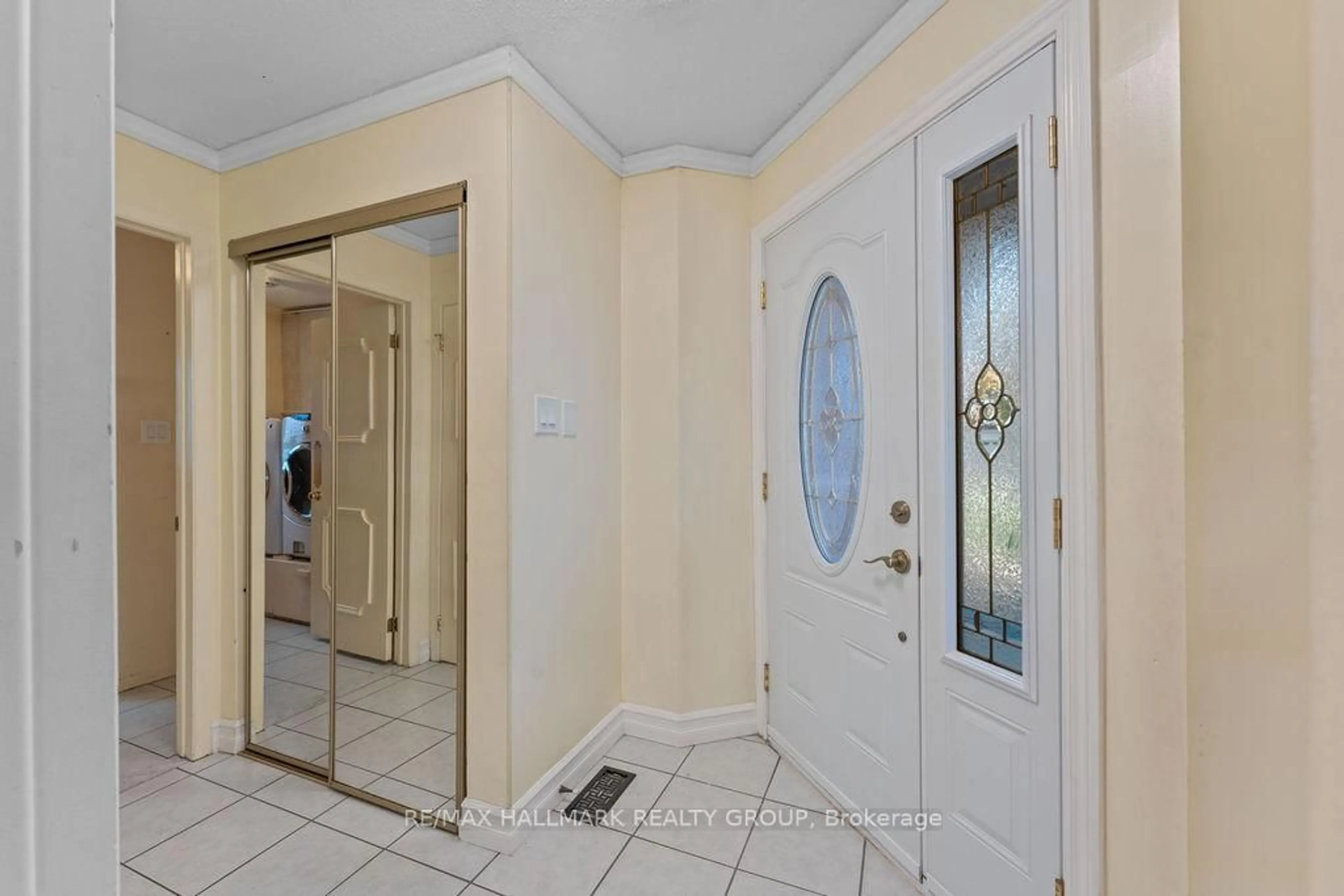 Indoor entryway for 1040 Karsh Dr, Ottawa Ontario K1G 4M9