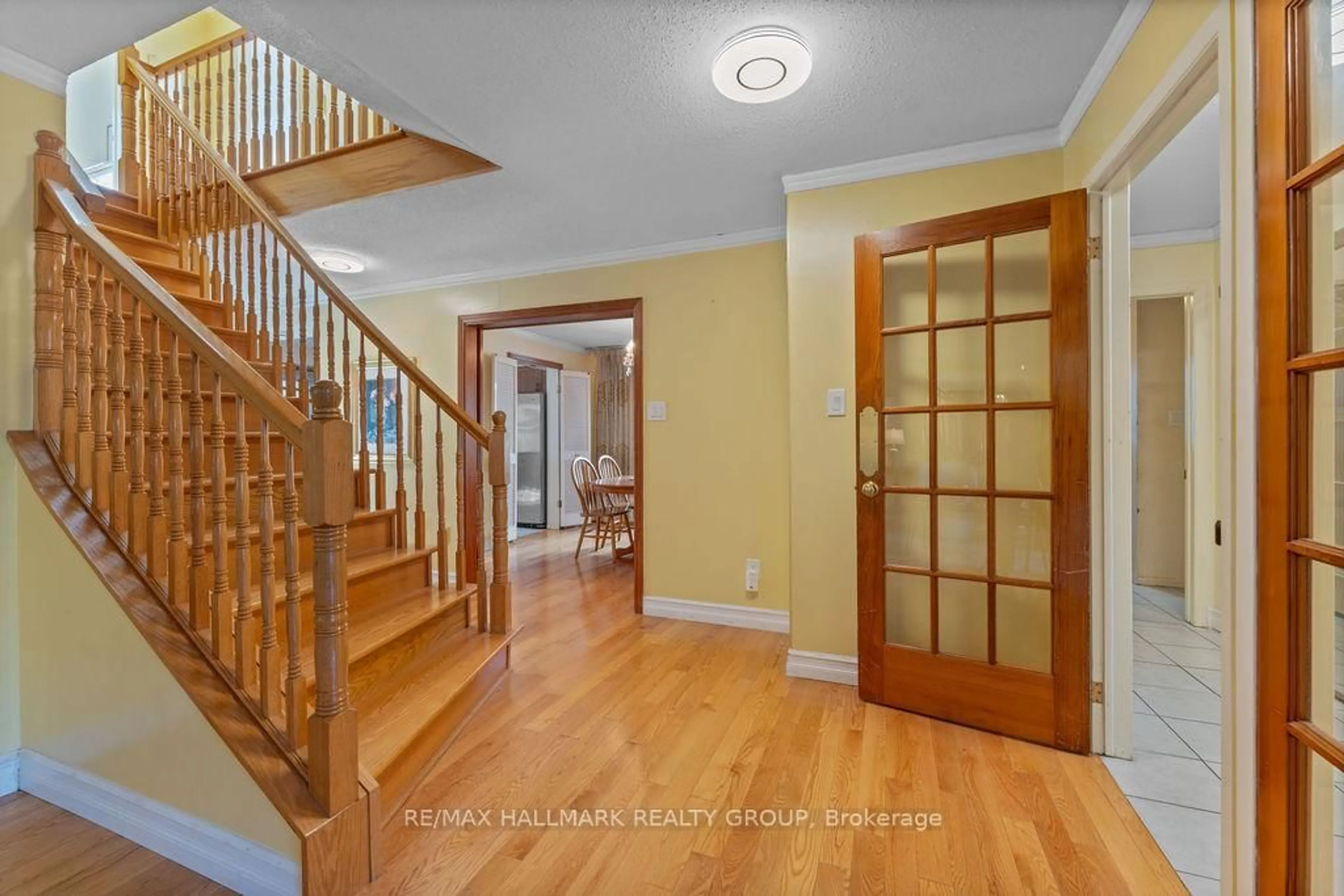 Indoor entryway for 1040 Karsh Dr, Ottawa Ontario K1G 4M9