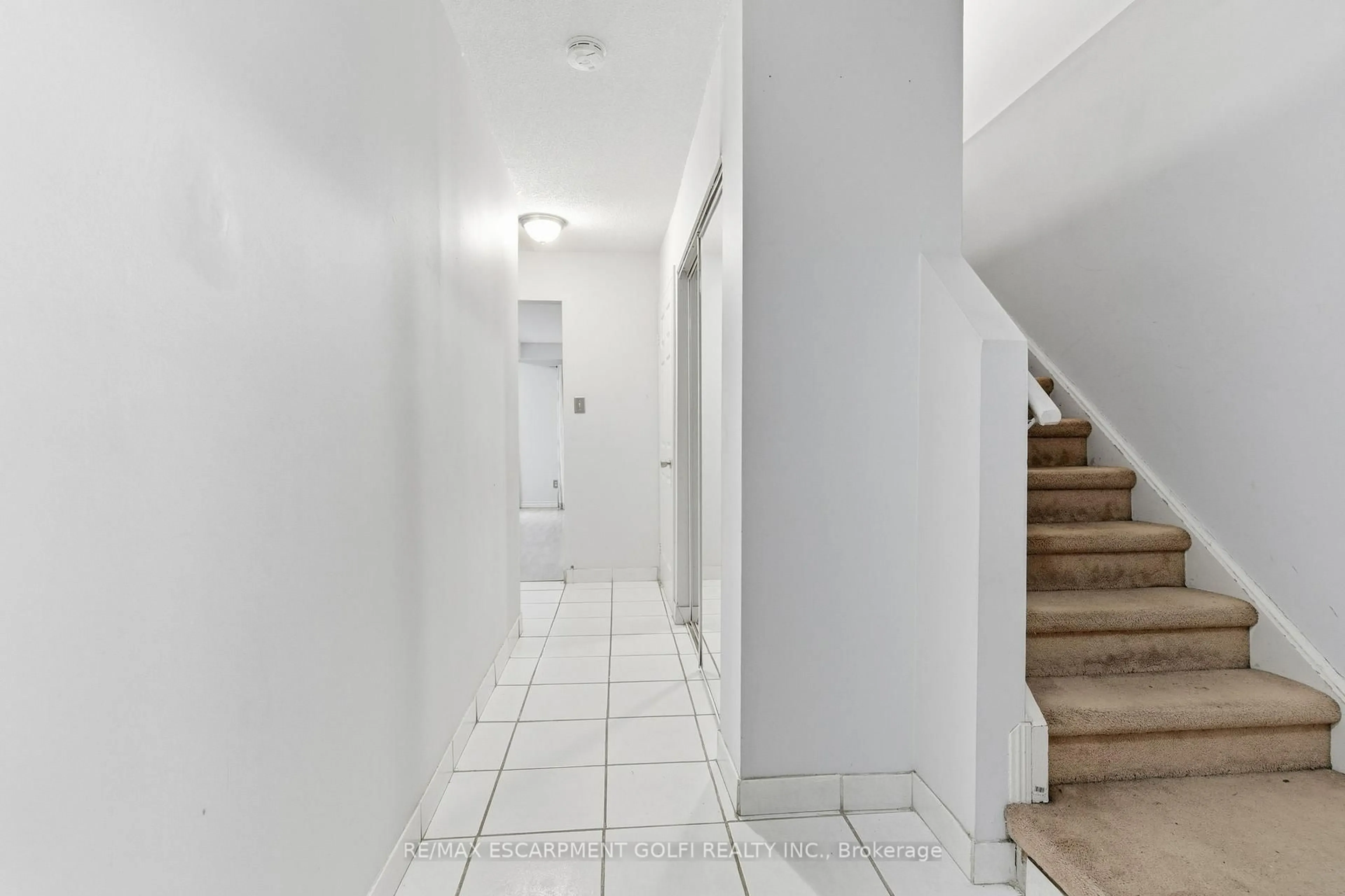 Indoor foyer for 15 Derby St #12, Hamilton Ontario L8W 3T3