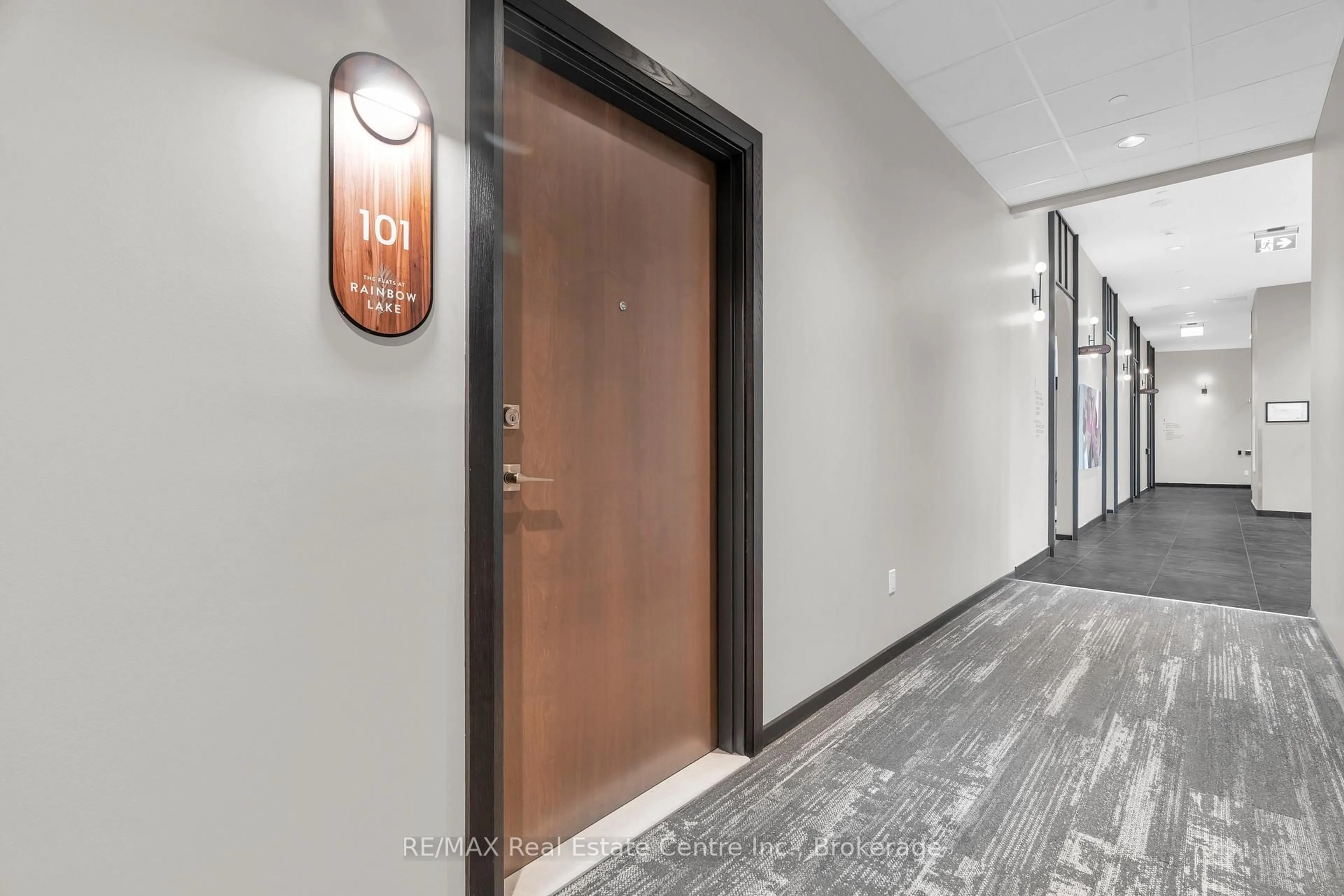 Indoor foyer for 525 New Dundee Rd #101, Kitchener Ontario N2P 0K8