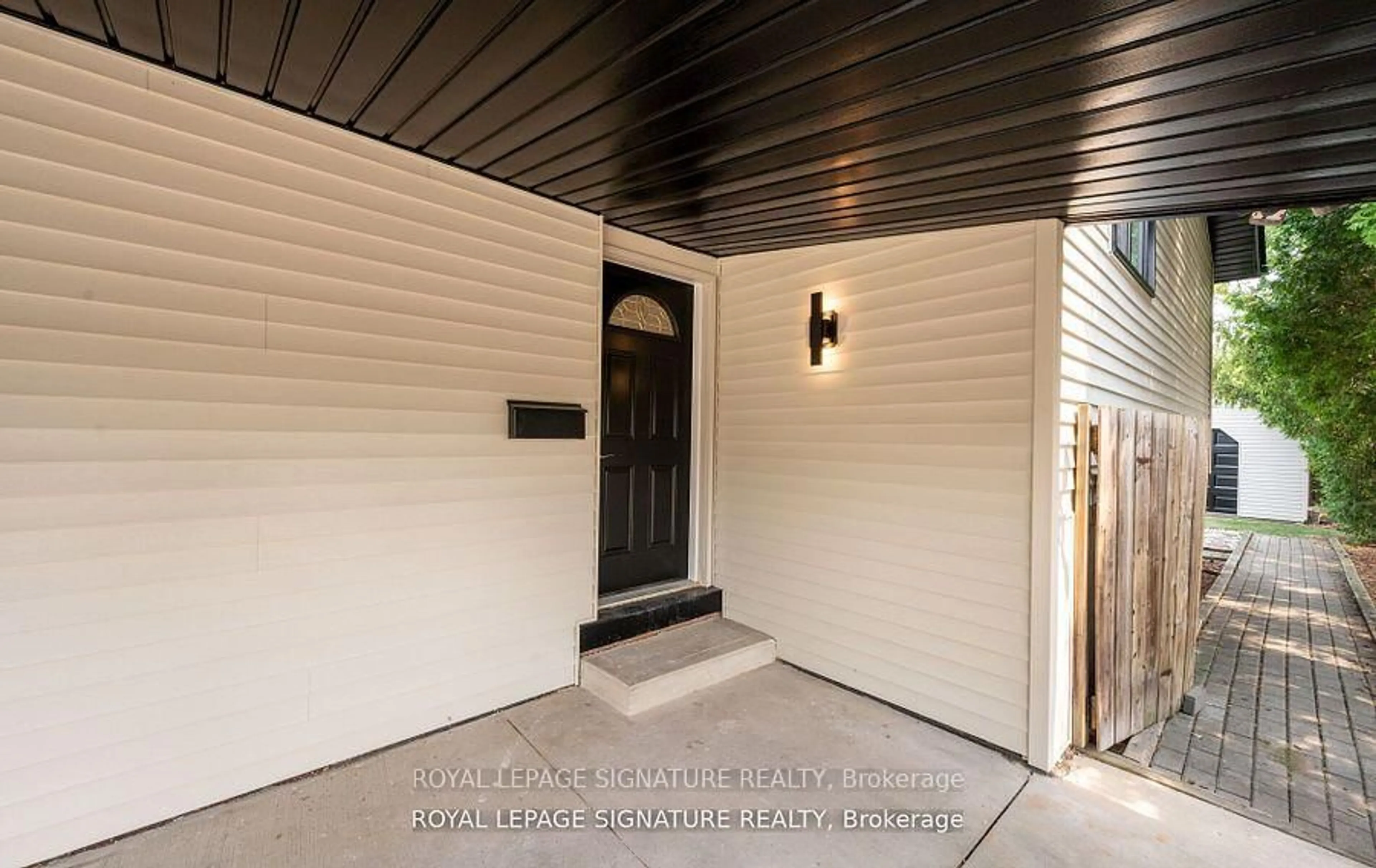 Indoor entryway for 105 Lilacside Dr, Hamilton Ontario L8V 2L8