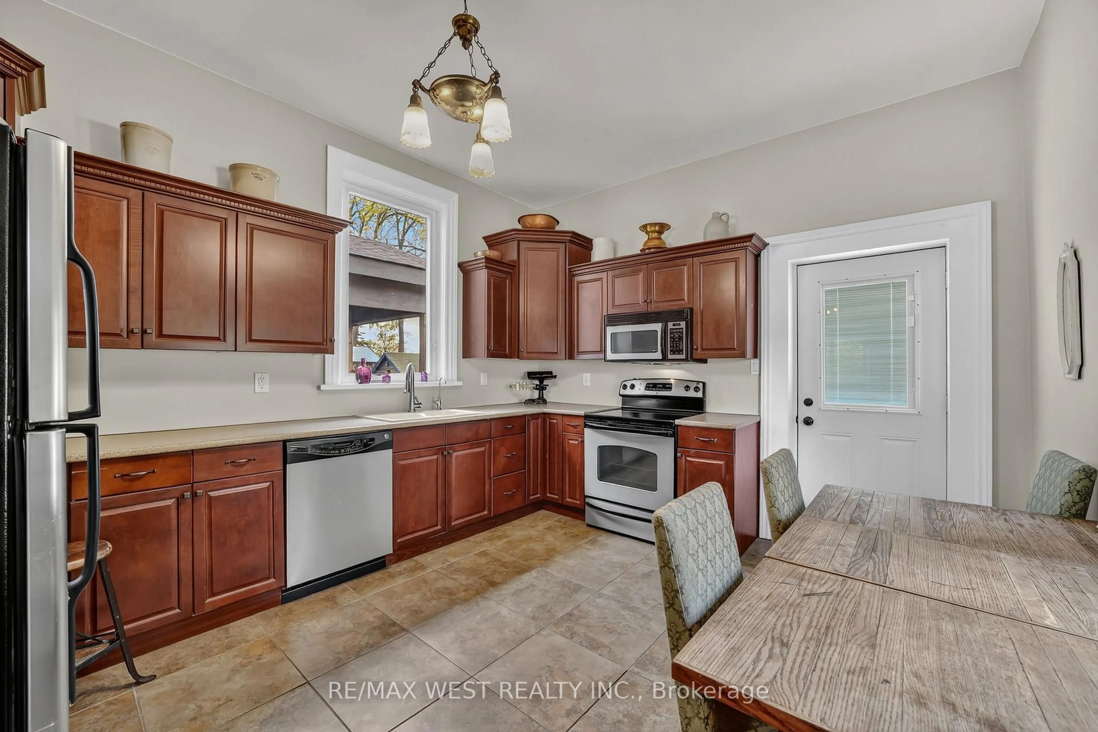 Open concept kitchen, ceramic/tile floor for 72 Banfield St, Brant Ontario N3L 2Z1