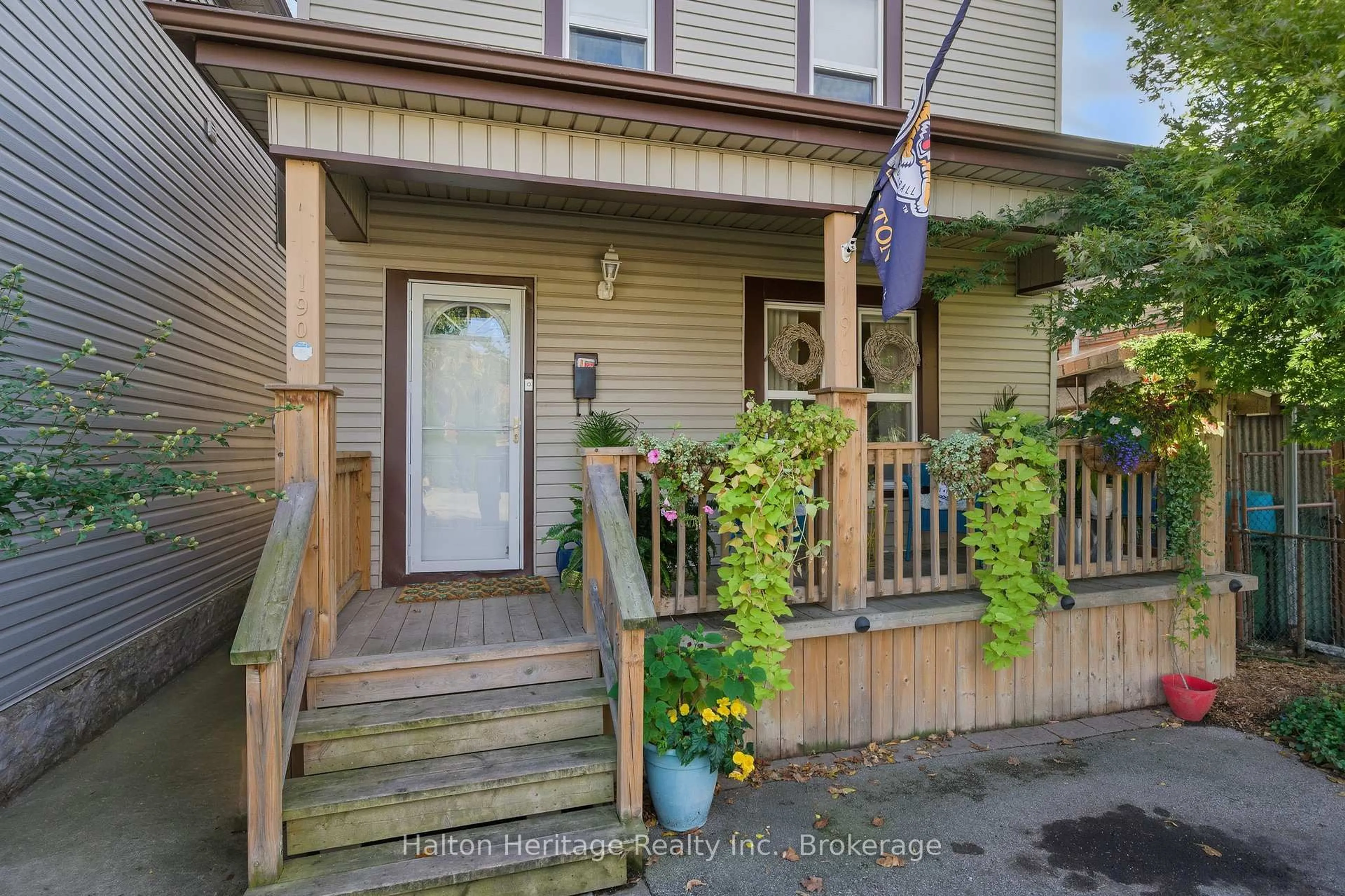 Indoor entryway for 190 Wood St, Hamilton Ontario L8L 3Z1