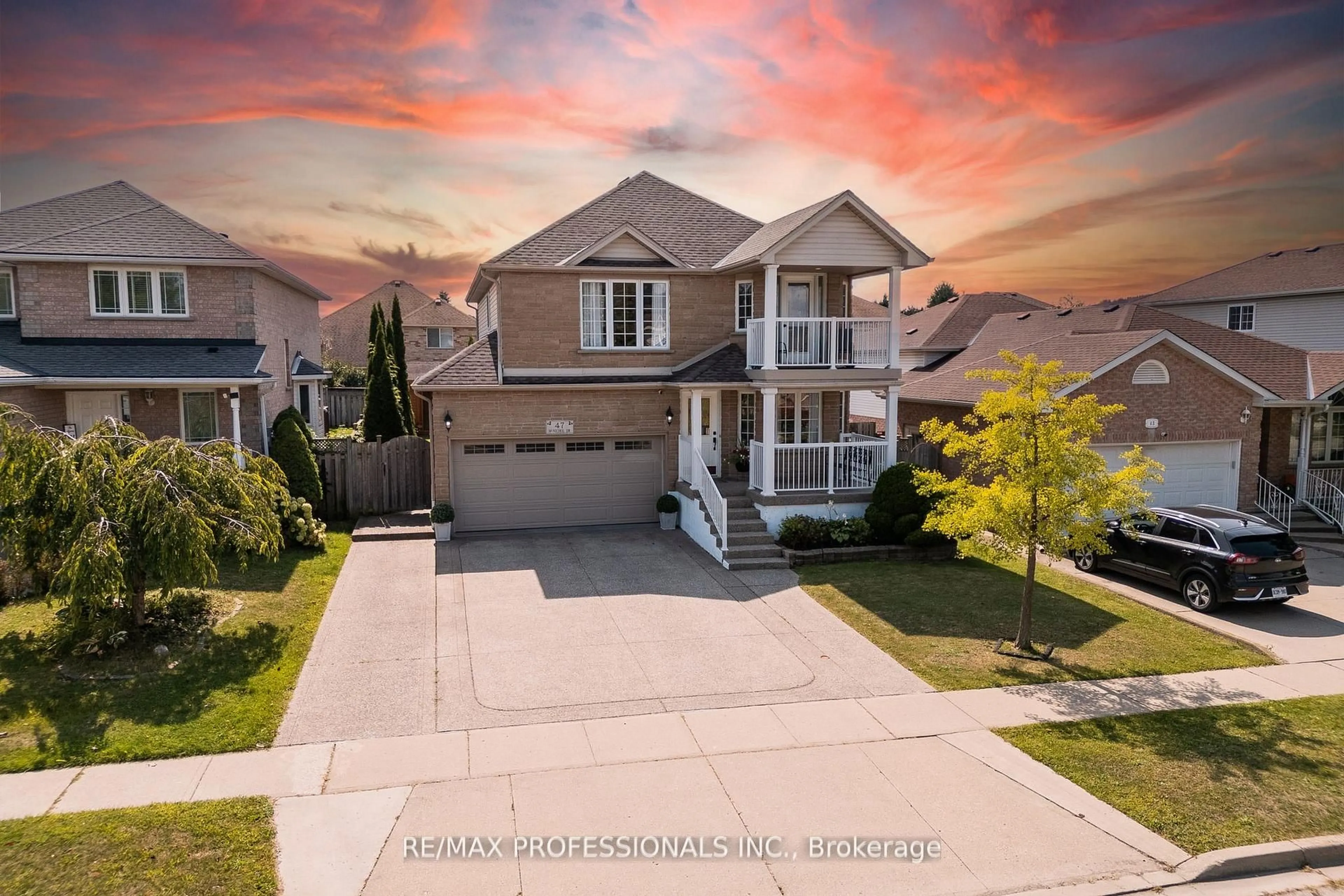 A pic from outside/outdoor area/front of a property/back of a property/a pic from drone, street for 47 Mcnichol Dr, Cambridge Ontario N1P 1C9
