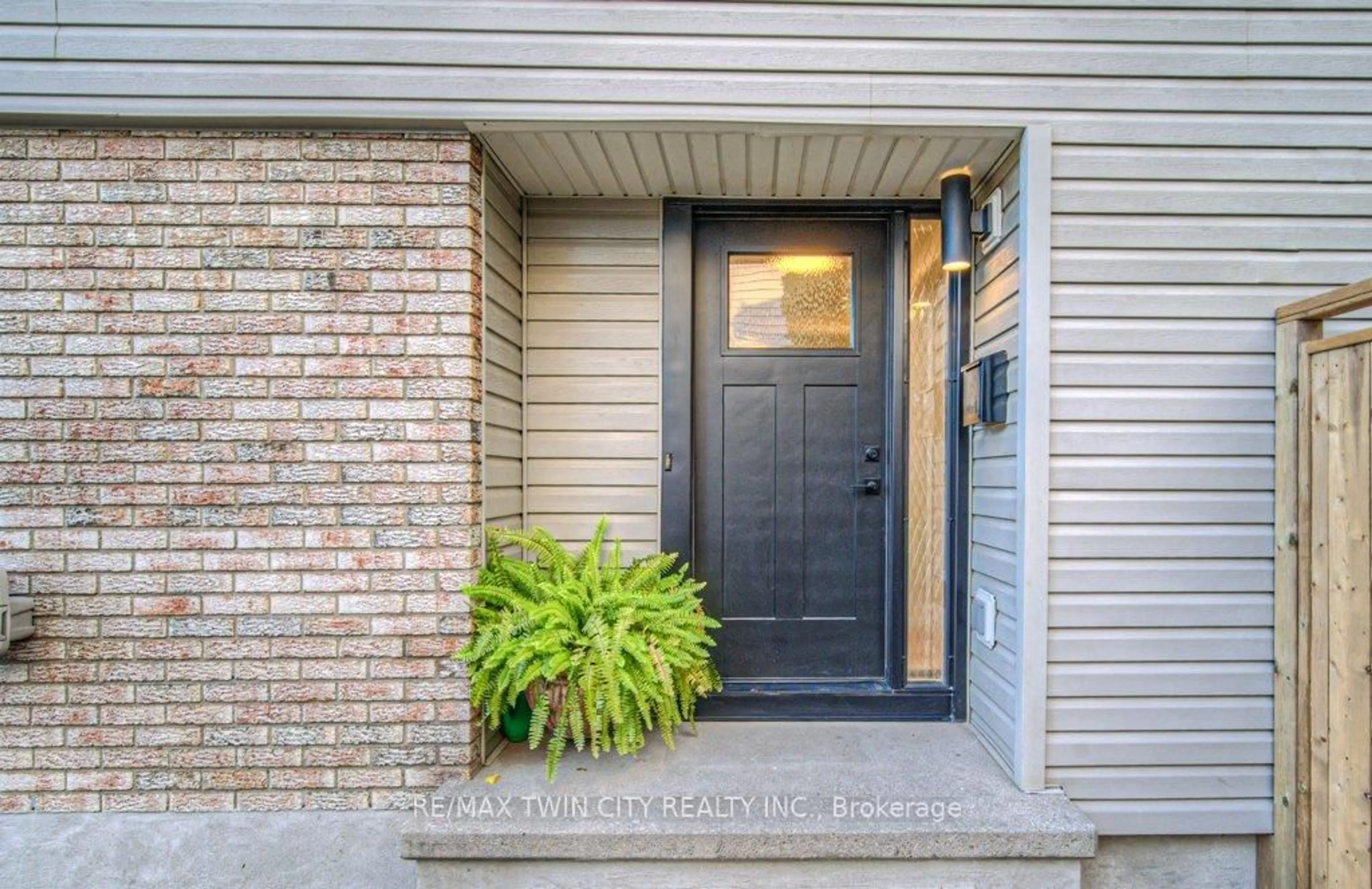 Indoor entryway for 563 Elgin St, Cambridge Ontario N1R 6A2