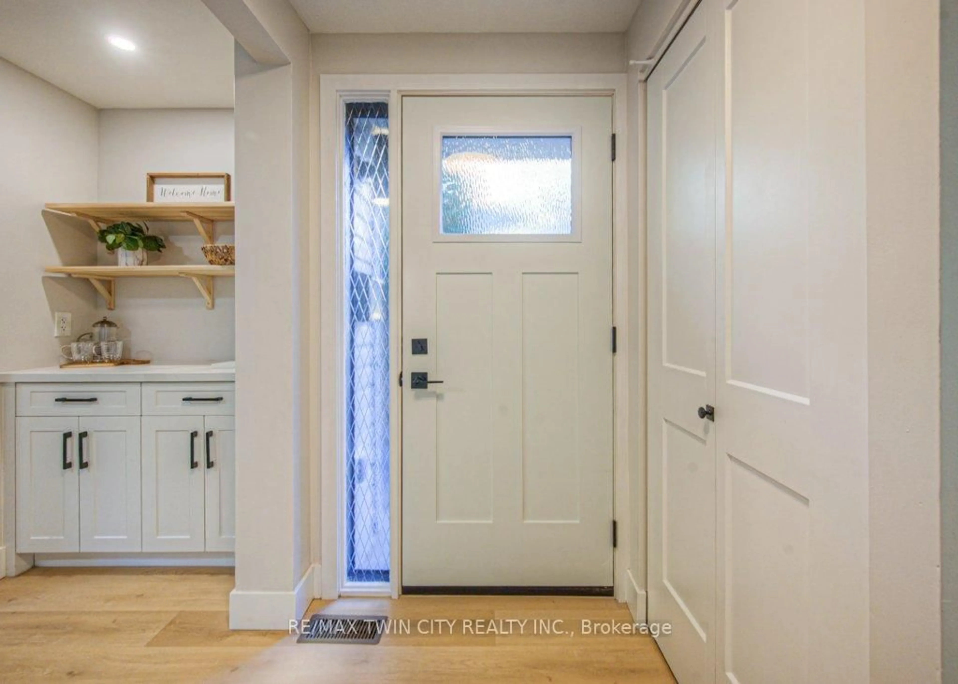 Indoor entryway for 563 Elgin St, Cambridge Ontario N1R 6A2
