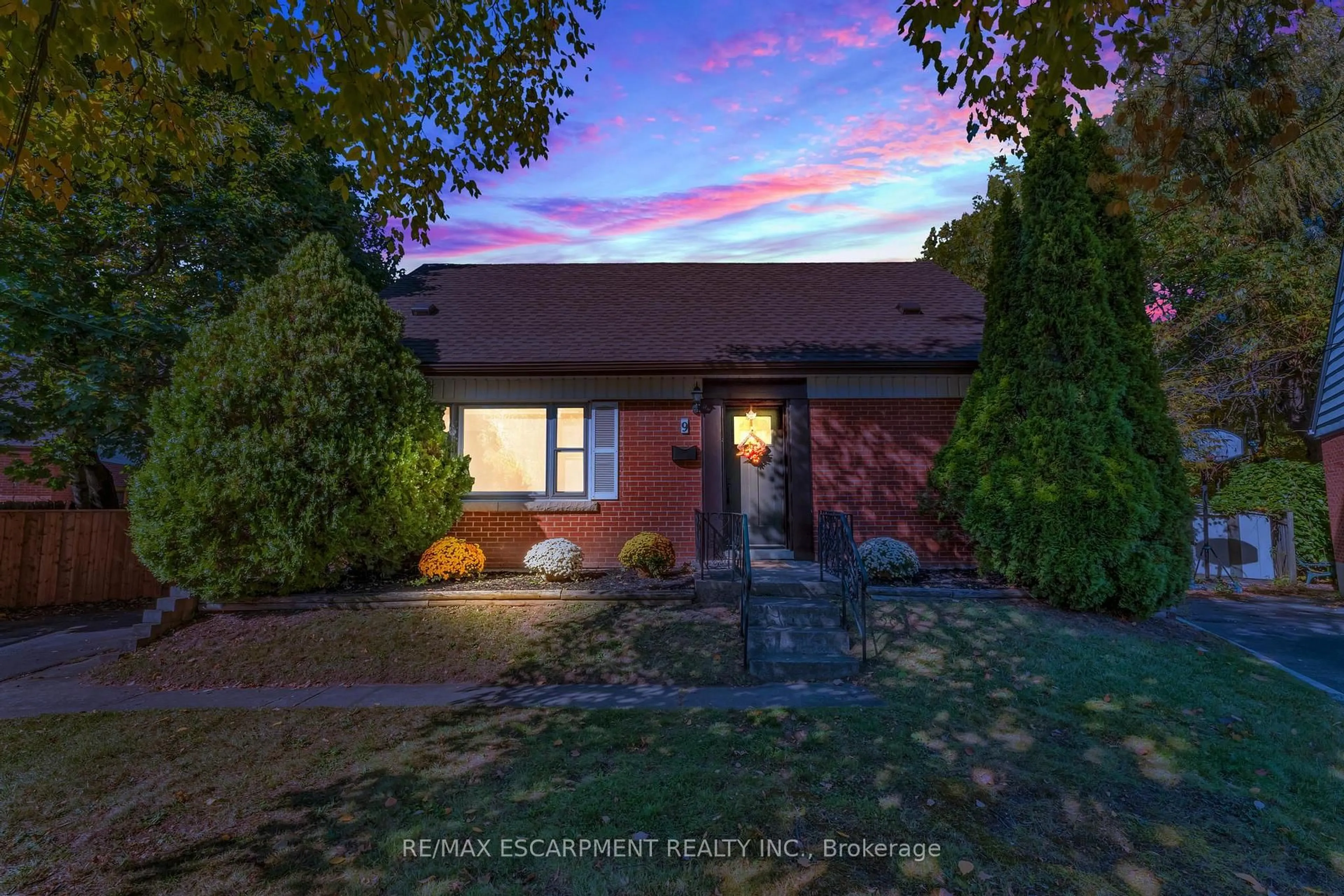 A pic from outside/outdoor area/front of a property/back of a property/a pic from drone, street for 9 Elaine Crt, Hamilton Ontario L8K 3S2